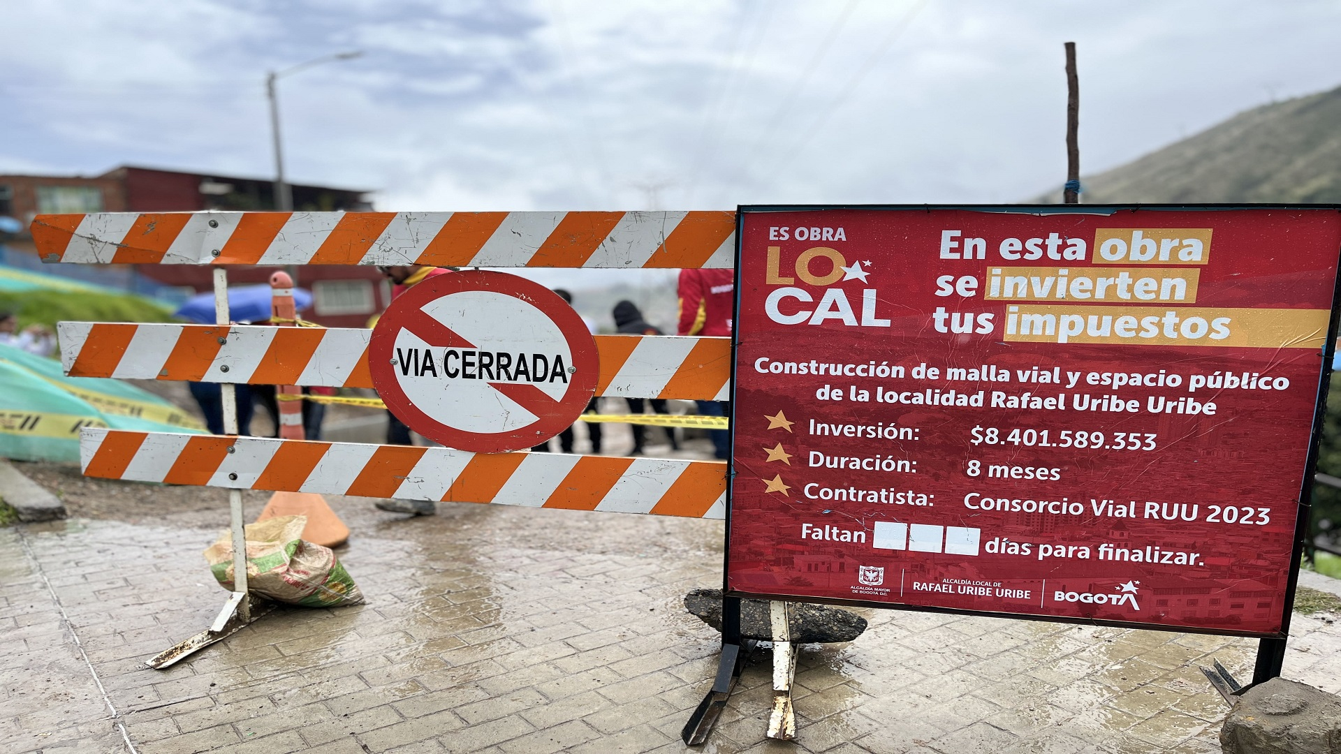 La Contraloría de Bogotá, con los equipos de la Dirección de Participación Ciudadana, realizó una jornada especial de control fiscal en la Localidad Rafael Uribe Uribe, donde -entre otras actividades- visitó el colegio Gustavo Restrepo, recorrió varios segmentos viales en obra, y se reunió con la alcaldesa encargada, Dimelza Mendoza Rueda.