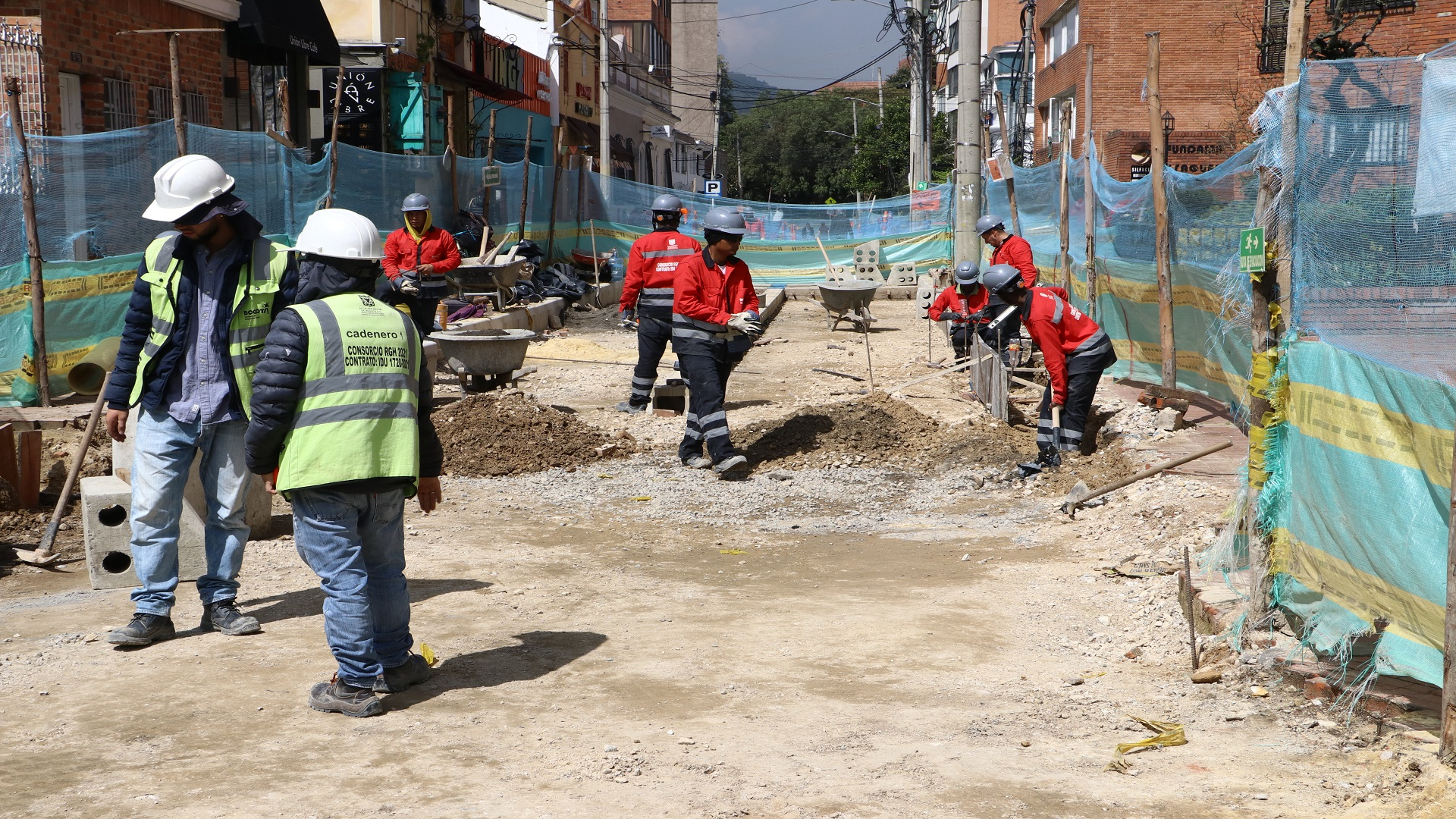 El contralor de Bogotá, Julián Mauricio Ruiz, realizó -junto con el equipo directivo de la entidad- un recorrido por las obras que se adelantan en la Plaza Fundacional de Usaquén, donde fueron atendidas directamente las quejas de los comerciantes y veedores. También visitó la Gerencia Local y se revisaron los resultados -del control fiscal- logrados en la Localidad.