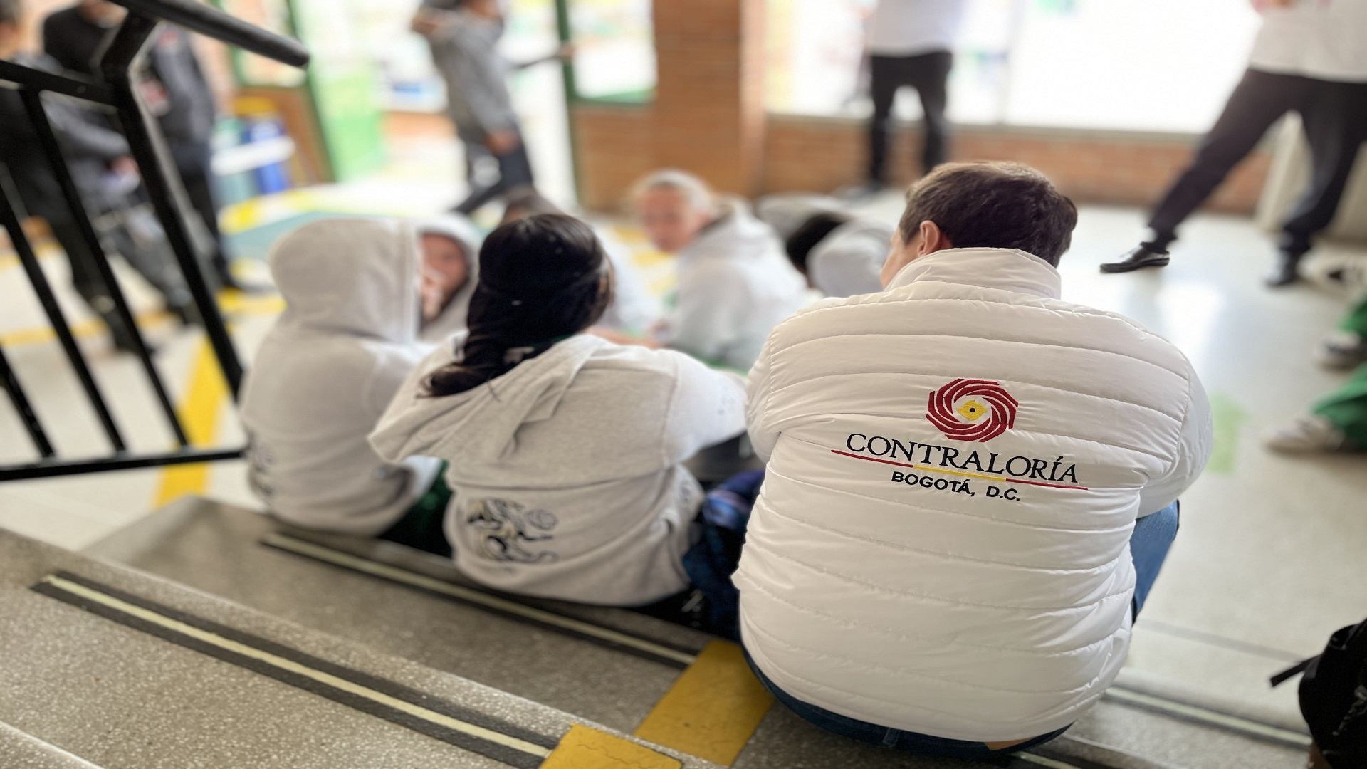 La Contraloría de Bogotá, con los equipos de la Dirección de Participación Ciudadana, realizó una jornada especial de control fiscal en la Localidad Rafael Uribe Uribe, donde -entre otras actividades- visitó el colegio Gustavo Restrepo, recorrió varios segmentos viales en obra, y se reunió con la alcaldesa encargada, Dimelza Mendoza Rueda.