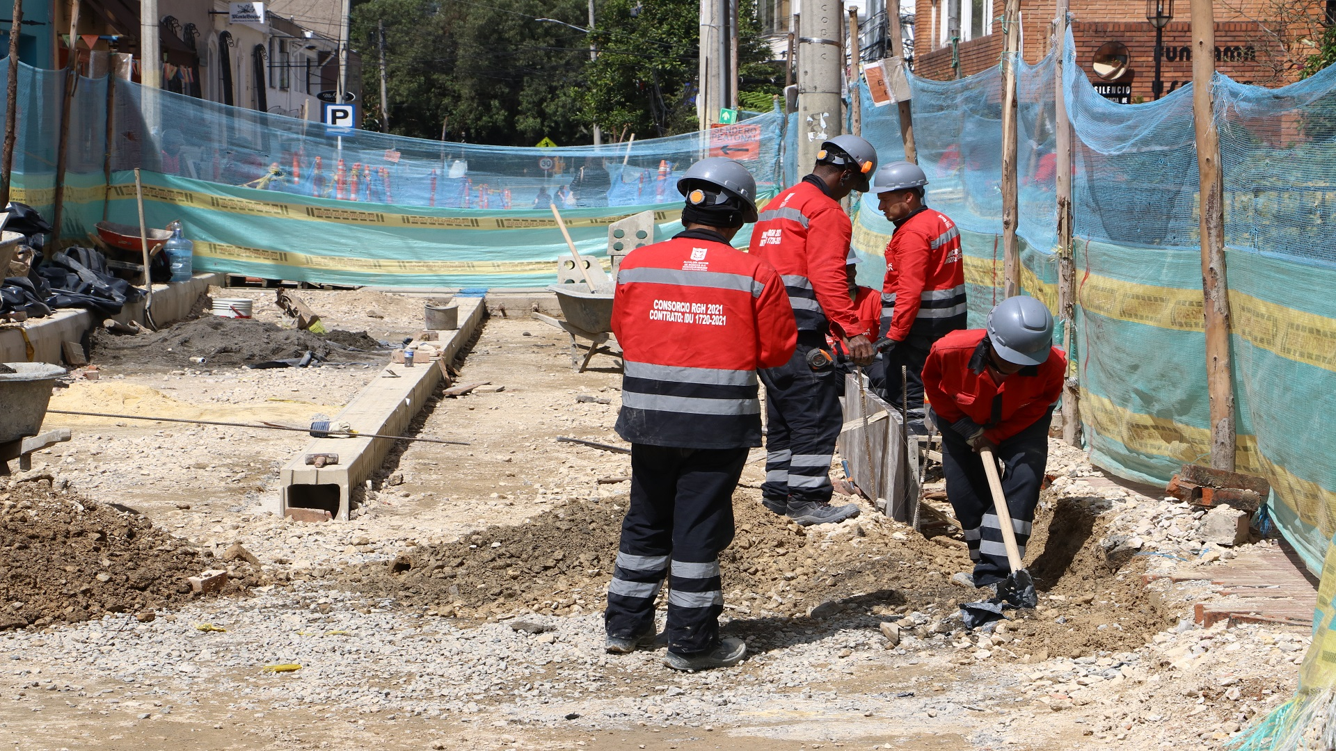 El contralor de Bogotá, Julián Mauricio Ruiz, realizó -junto con el equipo directivo de la entidad- un recorrido por las obras que se adelantan en la Plaza Fundacional de Usaquén, donde fueron atendidas directamente las quejas de los comerciantes y veedores. También visitó la Gerencia Local y se revisaron los resultados -del control fiscal- logrados en la Localidad.