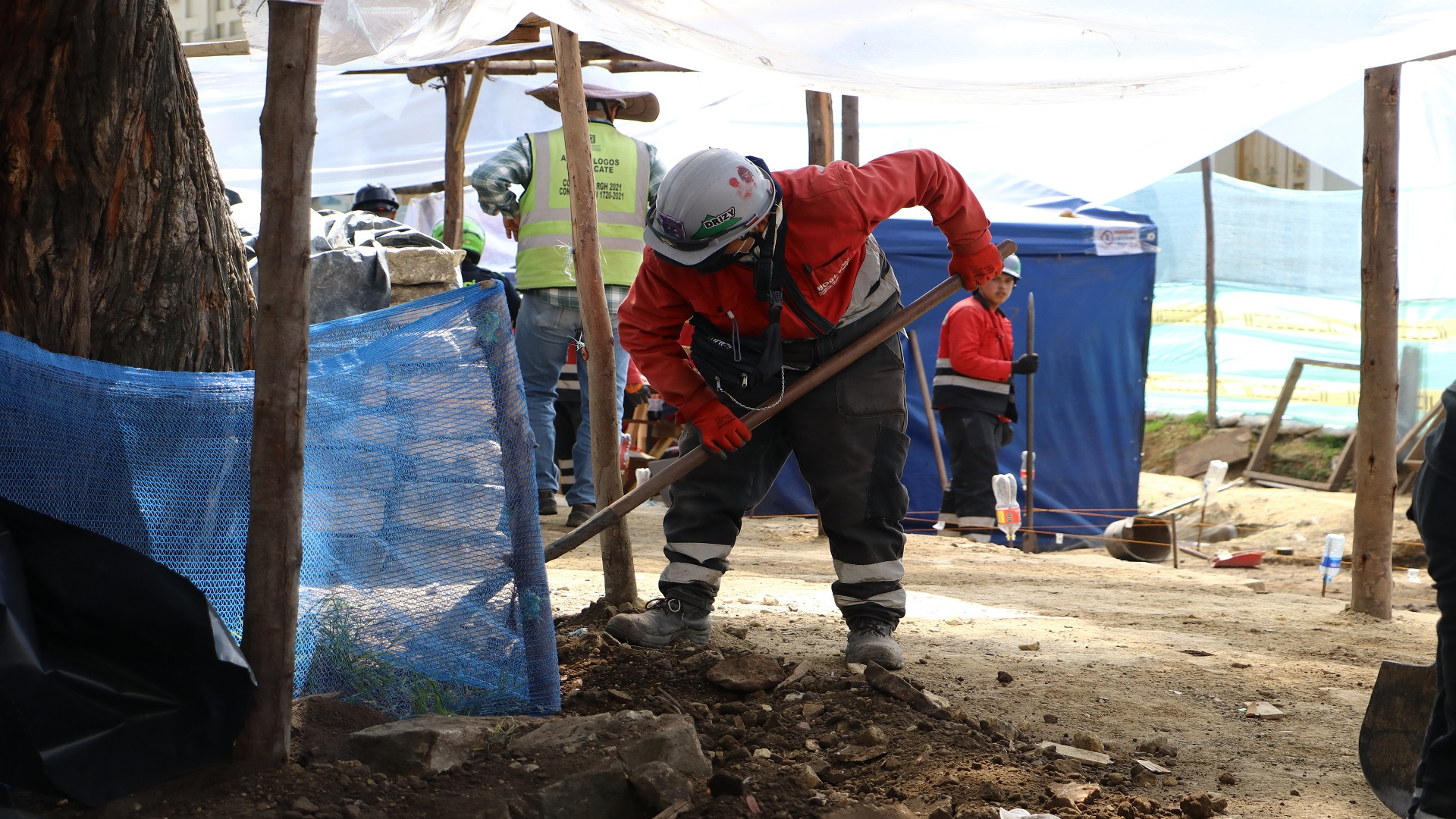 El contralor de Bogotá, Julián Mauricio Ruiz, realizó -junto con el equipo directivo de la entidad- un recorrido por las obras que se adelantan en la Plaza Fundacional de Usaquén, donde fueron atendidas directamente las quejas de los comerciantes y veedores. También visitó la Gerencia Local y se revisaron los resultados -del control fiscal- logrados en la Localidad.