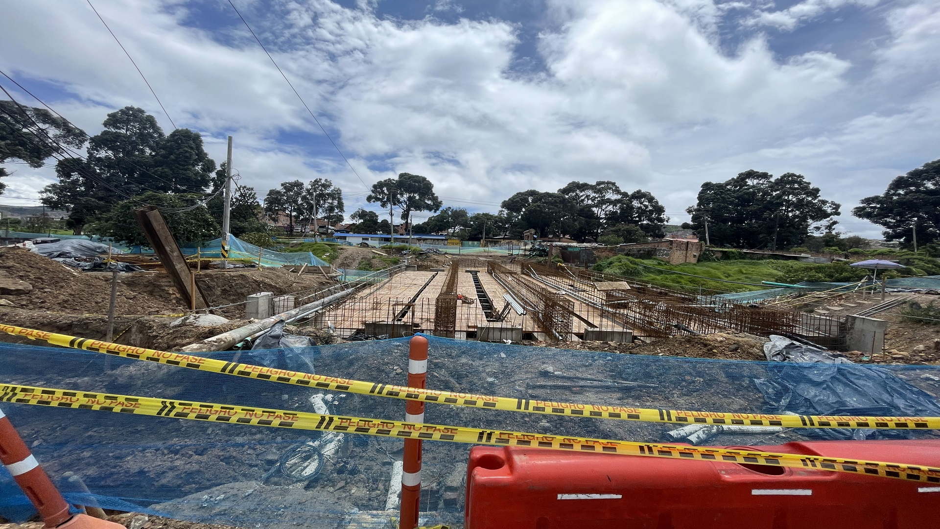 La Contraloría de Bogotá, con los equipos de la Dirección de Participación Ciudadana, realizó una jornada especial de control fiscal en la Localidad Rafael Uribe Uribe, donde -entre otras actividades- visitó el colegio Gustavo Restrepo, recorrió varios segmentos viales en obra, y se reunió con la alcaldesa encargada, Dimelza Mendoza Rueda.