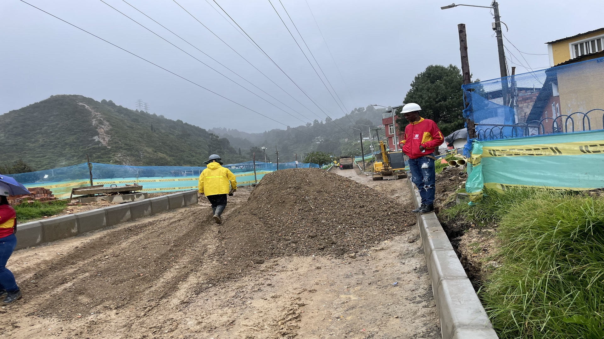 La Contraloría de Bogotá, con los equipos de la Dirección de Participación Ciudadana, realizó una jornada especial de control fiscal en la Localidad Rafael Uribe Uribe, donde -entre otras actividades- visitó el colegio Gustavo Restrepo, recorrió varios segmentos viales en obra, y se reunió con la alcaldesa encargada, Dimelza Mendoza Rueda.