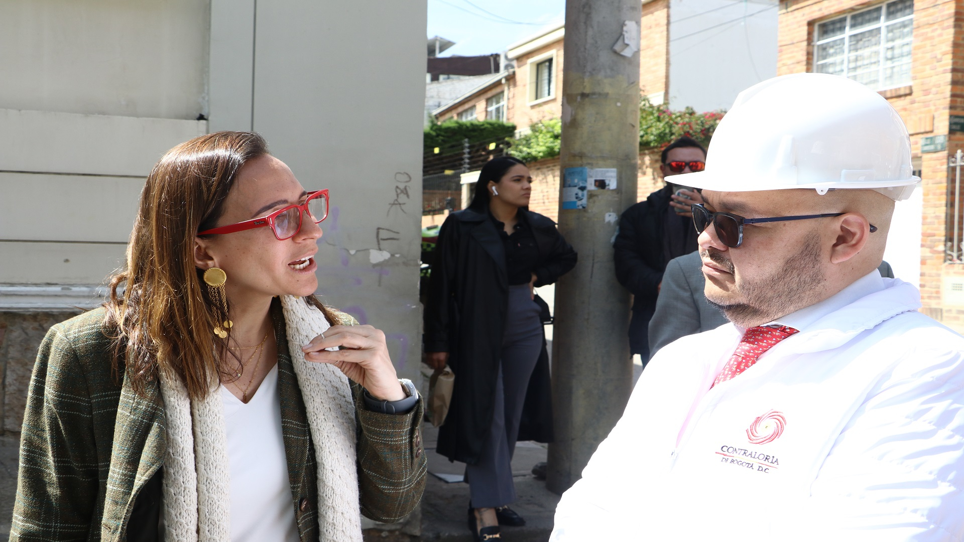 El contralor de Bogotá, Julián Mauricio Ruiz, realizó -junto con el equipo directivo de la entidad- un recorrido por las obras que se adelantan en la Plaza Fundacional de Usaquén, donde fueron atendidas directamente las quejas de los comerciantes y veedores. También visitó la Gerencia Local y se revisaron los resultados -del control fiscal- logrados en la Localidad.