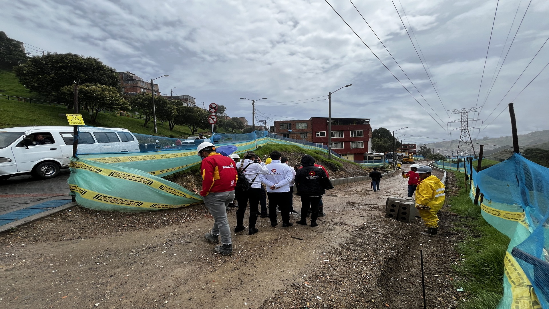 La Contraloría de Bogotá, con los equipos de la Dirección de Participación Ciudadana, realizó una jornada especial de control fiscal en la Localidad Rafael Uribe Uribe, donde -entre otras actividades- visitó el colegio Gustavo Restrepo, recorrió varios segmentos viales en obra, y se reunió con la alcaldesa encargada, Dimelza Mendoza Rueda.