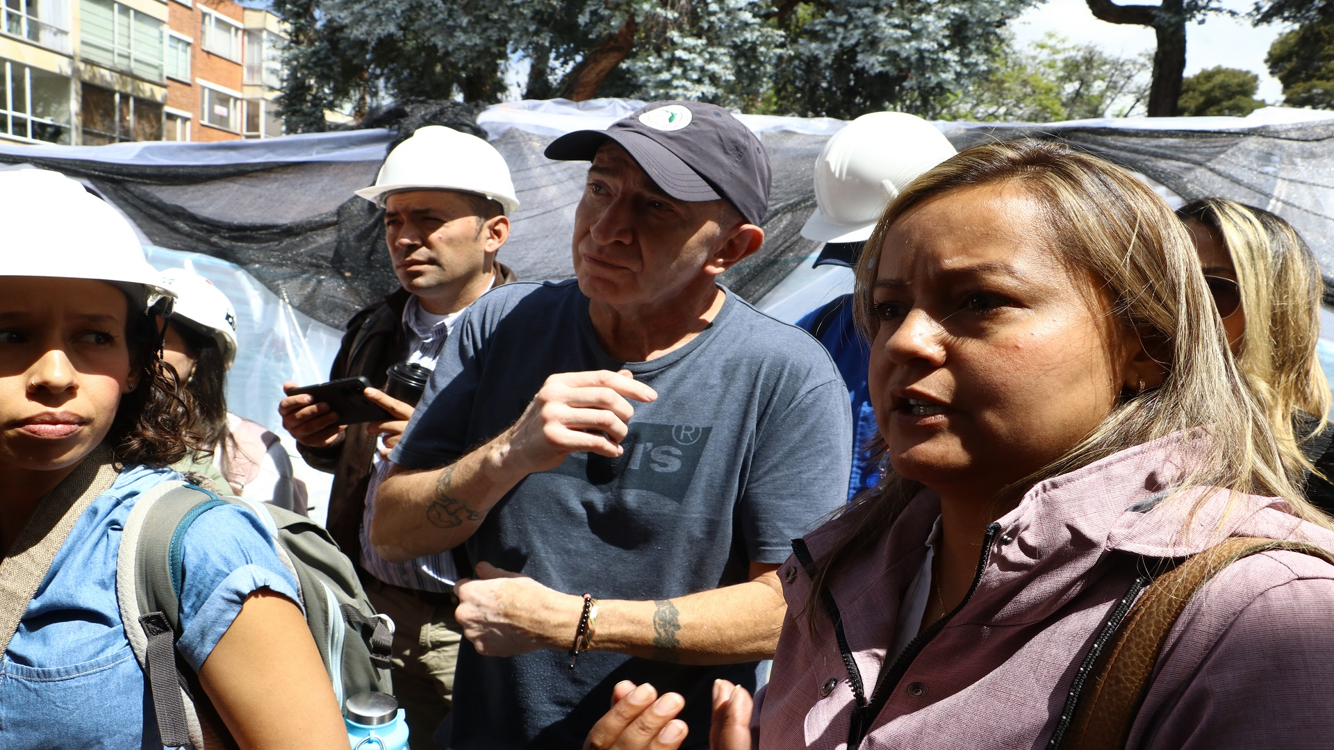 El contralor de Bogotá, Julián Mauricio Ruiz, realizó -junto con el equipo directivo de la entidad- un recorrido por las obras que se adelantan en la Plaza Fundacional de Usaquén, donde fueron atendidas directamente las quejas de los comerciantes y veedores. También visitó la Gerencia Local y se revisaron los resultados -del control fiscal- logrados en la Localidad.
