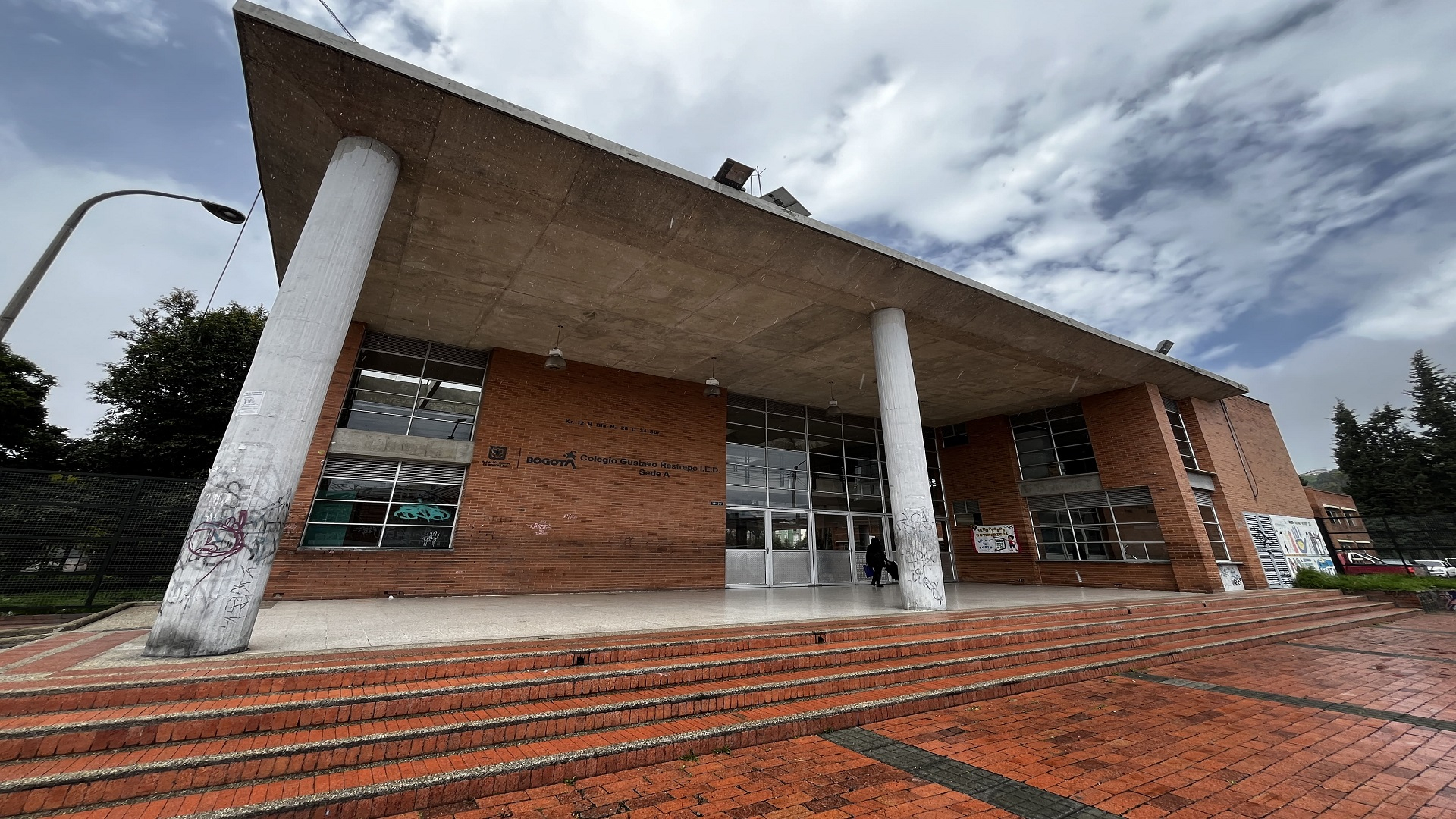 La Contraloría de Bogotá, con los equipos de la Dirección de Participación Ciudadana, realizó una jornada especial de control fiscal en la Localidad Rafael Uribe Uribe, donde -entre otras actividades- visitó el colegio Gustavo Restrepo, recorrió varios segmentos viales en obra, y se reunió con la alcaldesa encargada, Dimelza Mendoza Rueda.