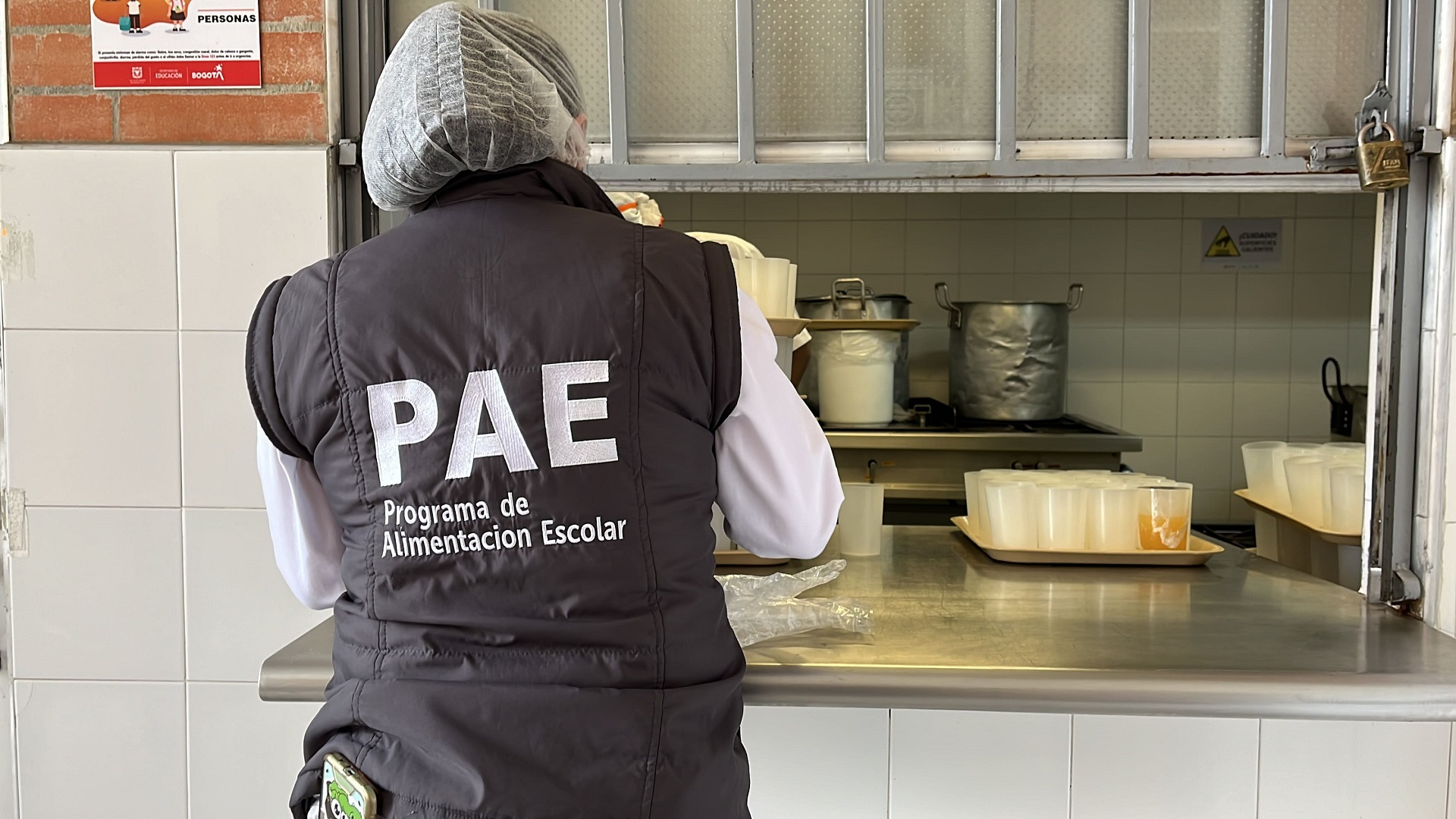 La Contraloría de Bogotá, con los equipos de la Dirección de Participación Ciudadana, realizó una jornada especial de control fiscal en la Localidad Rafael Uribe Uribe, donde -entre otras actividades- visitó el colegio Gustavo Restrepo, recorrió varios segmentos viales en obra, y se reunió con la alcaldesa encargada, Dimelza Mendoza Rueda.