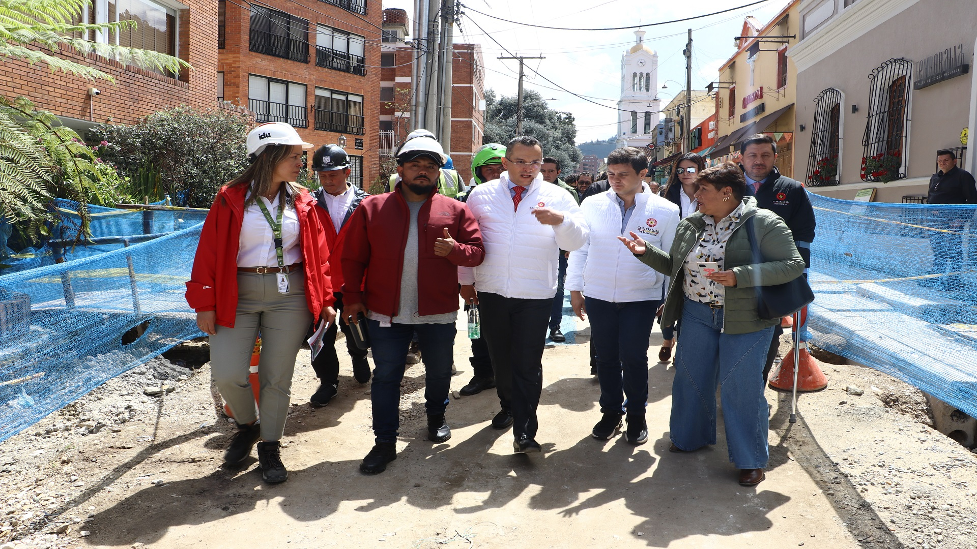 El contralor de Bogotá, Julián Mauricio Ruiz, realizó -junto con el equipo directivo de la entidad- un recorrido por las obras que se adelantan en la Plaza Fundacional de Usaquén, donde fueron atendidas directamente las quejas de los comerciantes y veedores. También visitó la Gerencia Local y se revisaron los resultados -del control fiscal- logrados en la Localidad.