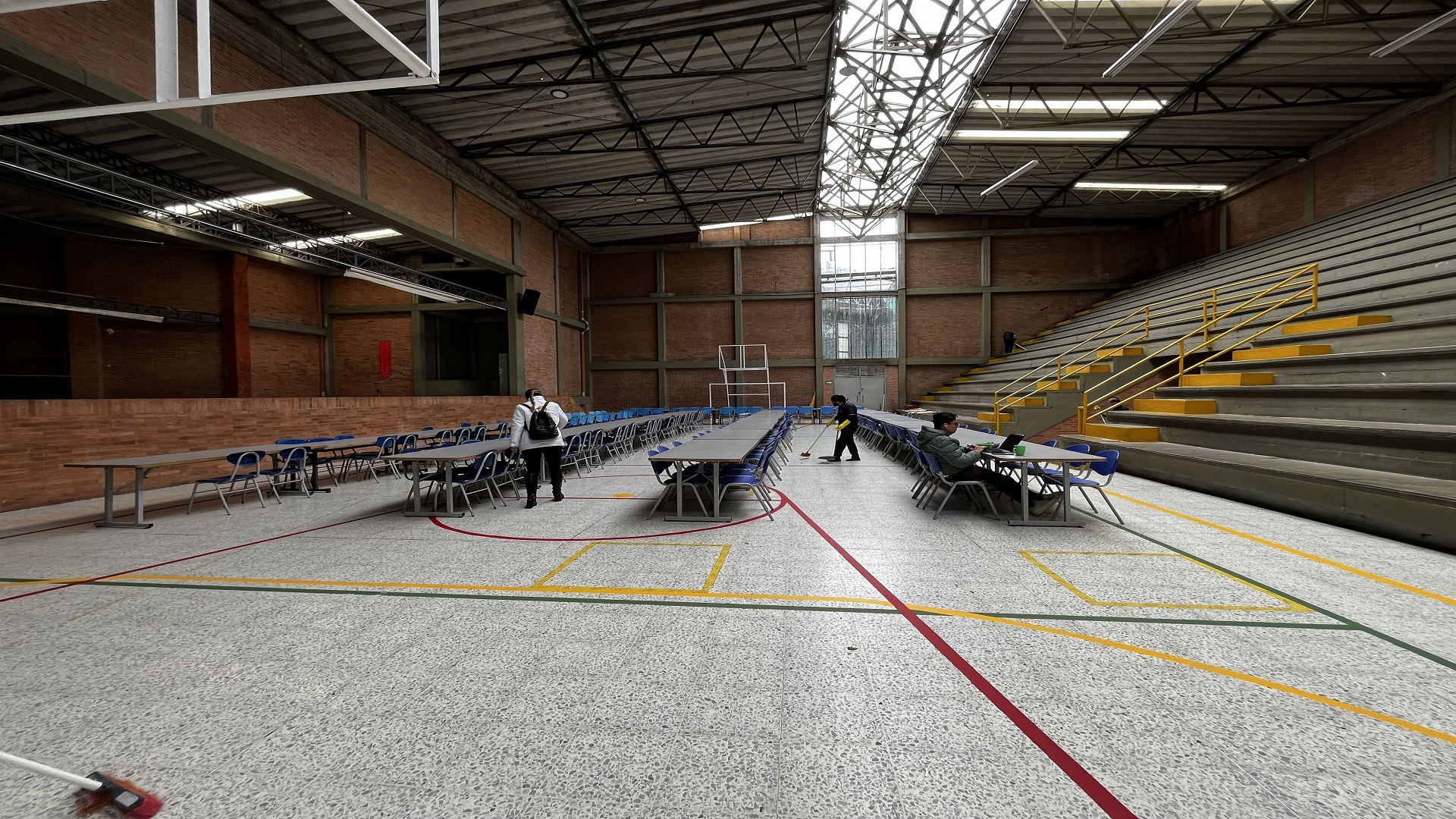 La Contraloría de Bogotá, con los equipos de la Dirección de Participación Ciudadana, realizó una jornada especial de control fiscal en la Localidad Rafael Uribe Uribe, donde -entre otras actividades- visitó el colegio Gustavo Restrepo, recorrió varios segmentos viales en obra, y se reunió con la alcaldesa encargada, Dimelza Mendoza Rueda.