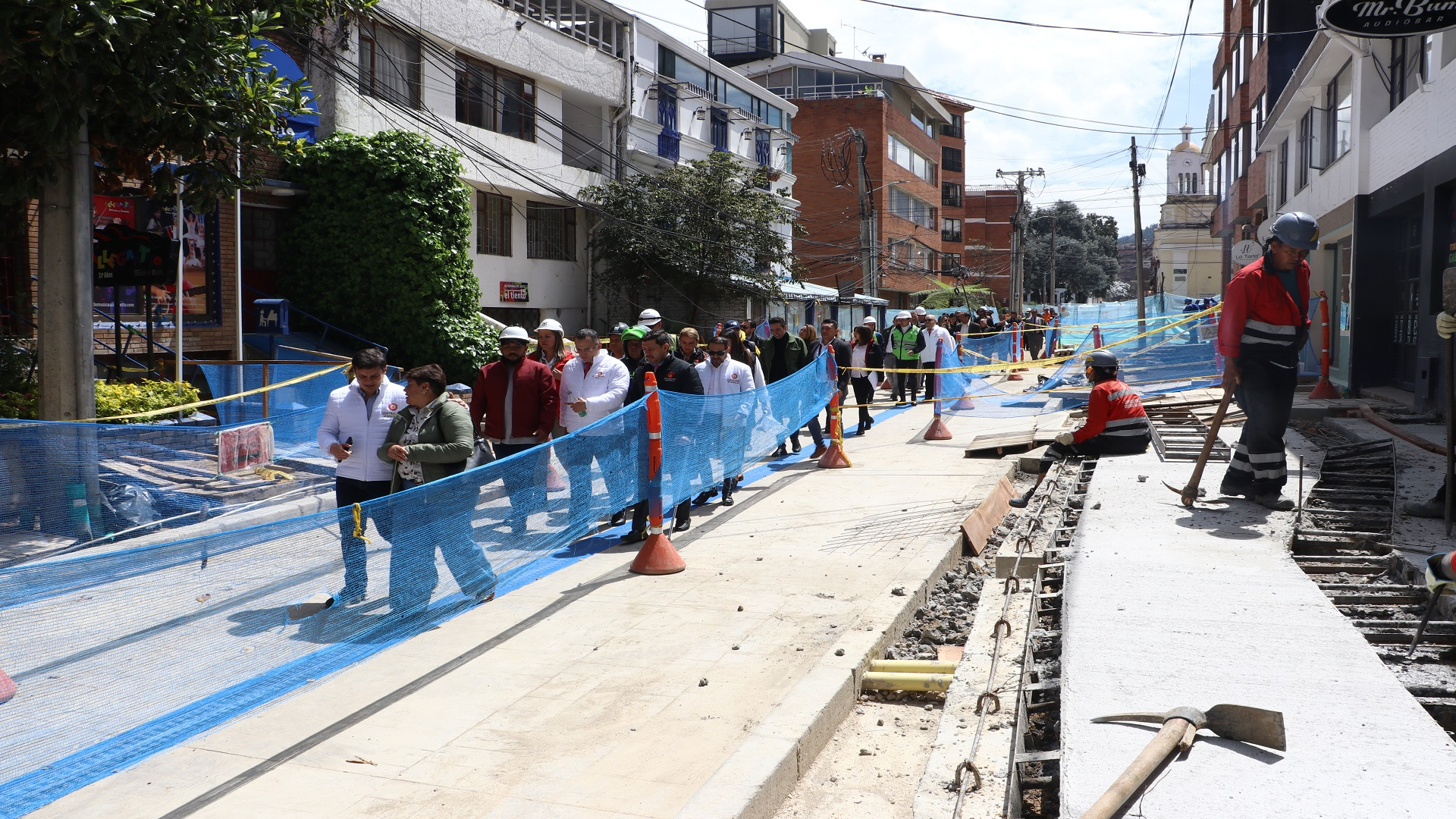 El contralor de Bogotá, Julián Mauricio Ruiz, realizó -junto con el equipo directivo de la entidad- un recorrido por las obras que se adelantan en la Plaza Fundacional de Usaquén, donde fueron atendidas directamente las quejas de los comerciantes y veedores. También visitó la Gerencia Local y se revisaron los resultados -del control fiscal- logrados en la Localidad.