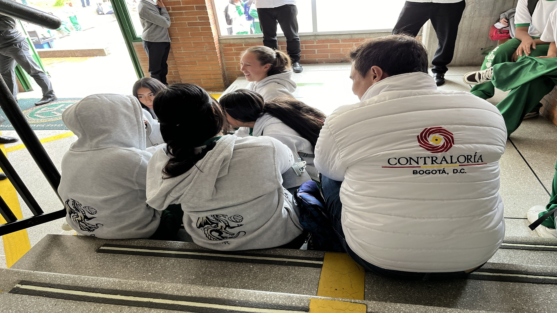 La Contraloría de Bogotá, con los equipos de la Dirección de Participación Ciudadana, realizó una jornada especial de control fiscal en la Localidad Rafael Uribe Uribe, donde -entre otras actividades- visitó el colegio Gustavo Restrepo, recorrió varios segmentos viales en obra, y se reunió con la alcaldesa encargada, Dimelza Mendoza Rueda.