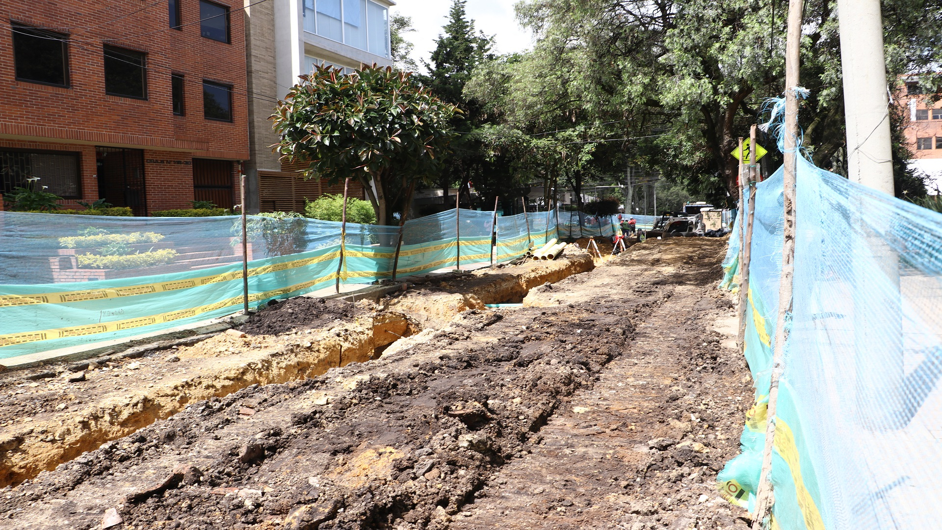 El contralor de Bogotá, Julián Mauricio Ruiz, realizó -junto con el equipo directivo de la entidad- un recorrido por las obras que se adelantan en la Plaza Fundacional de Usaquén, donde fueron atendidas directamente las quejas de los comerciantes y veedores. También visitó la Gerencia Local y se revisaron los resultados -del control fiscal- logrados en la Localidad.