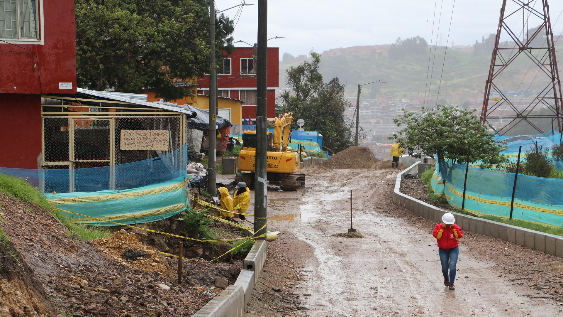 La Contraloría de Bogotá, con los equipos de la Dirección de Participación Ciudadana, realizó una jornada especial de control fiscal en la Localidad Rafael Uribe Uribe, donde -entre otras actividades- visitó el colegio Gustavo Restrepo, recorrió varios segmentos viales en obra, y se reunió con la alcaldesa encargada, Dimelza Mendoza Rueda.