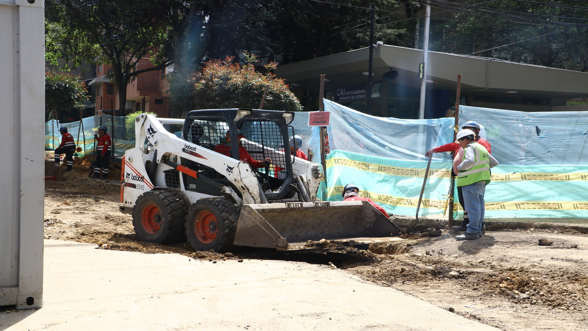 El contralor de Bogotá, Julián Mauricio Ruiz, realizó -junto con el equipo directivo de la entidad- un recorrido por las obras que se adelantan en la Plaza Fundacional de Usaquén, donde fueron atendidas directamente las quejas de los comerciantes y veedores. También visitó la Gerencia Local y se revisaron los resultados -del control fiscal- logrados en la Localidad.