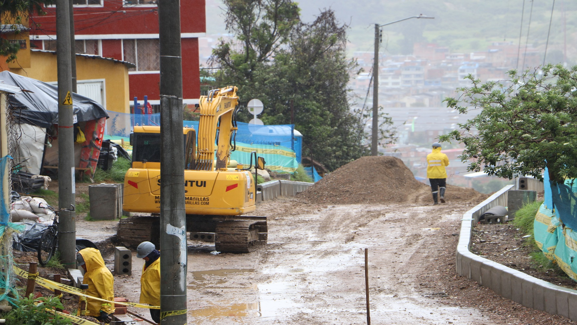 La Contraloría de Bogotá, con los equipos de la Dirección de Participación Ciudadana, realizó una jornada especial de control fiscal en la Localidad Rafael Uribe Uribe, donde -entre otras actividades- visitó el colegio Gustavo Restrepo, recorrió varios segmentos viales en obra, y se reunió con la alcaldesa encargada, Dimelza Mendoza Rueda.