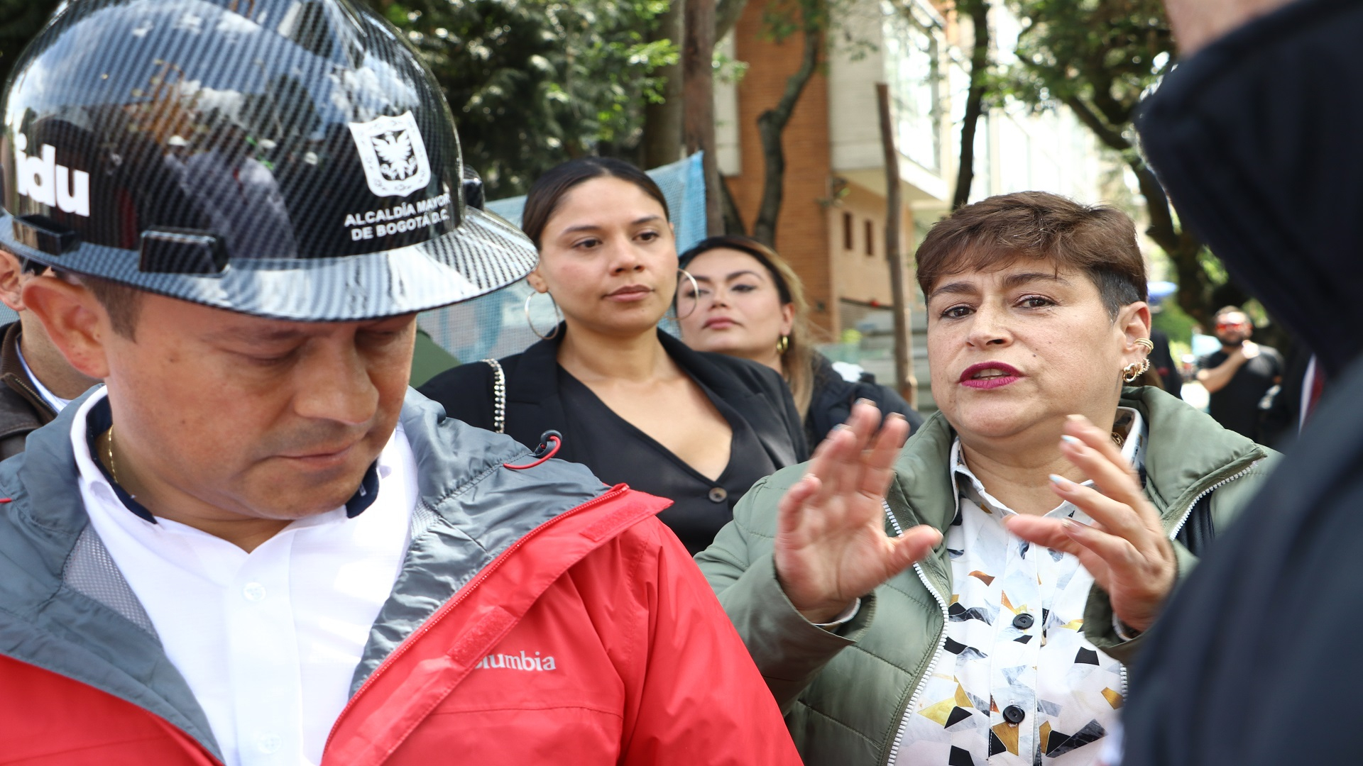 El contralor de Bogotá, Julián Mauricio Ruiz, realizó -junto con el equipo directivo de la entidad- un recorrido por las obras que se adelantan en la Plaza Fundacional de Usaquén, donde fueron atendidas directamente las quejas de los comerciantes y veedores. También visitó la Gerencia Local y se revisaron los resultados -del control fiscal- logrados en la Localidad.