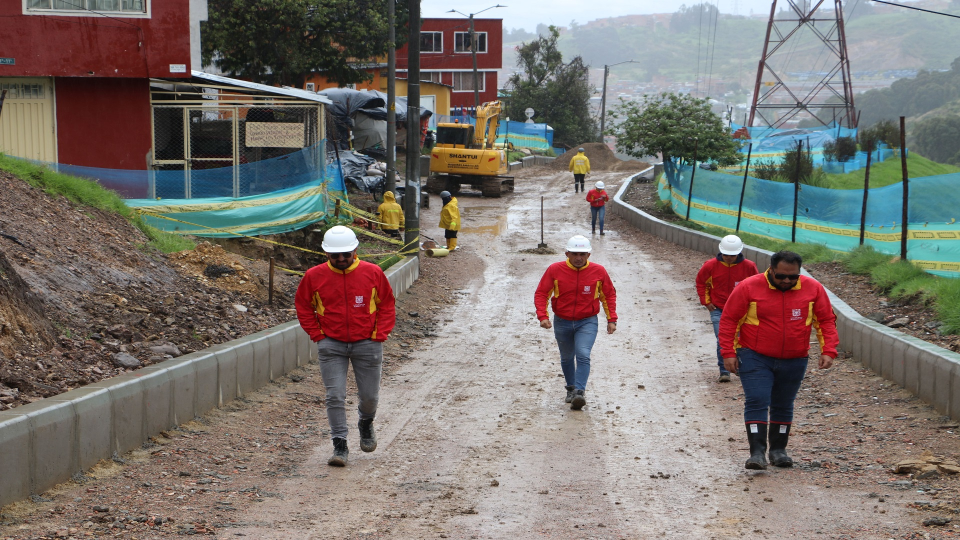 La Contraloría de Bogotá, con los equipos de la Dirección de Participación Ciudadana, realizó una jornada especial de control fiscal en la Localidad Rafael Uribe Uribe, donde -entre otras actividades- visitó el colegio Gustavo Restrepo, recorrió varios segmentos viales en obra, y se reunió con la alcaldesa encargada, Dimelza Mendoza Rueda.