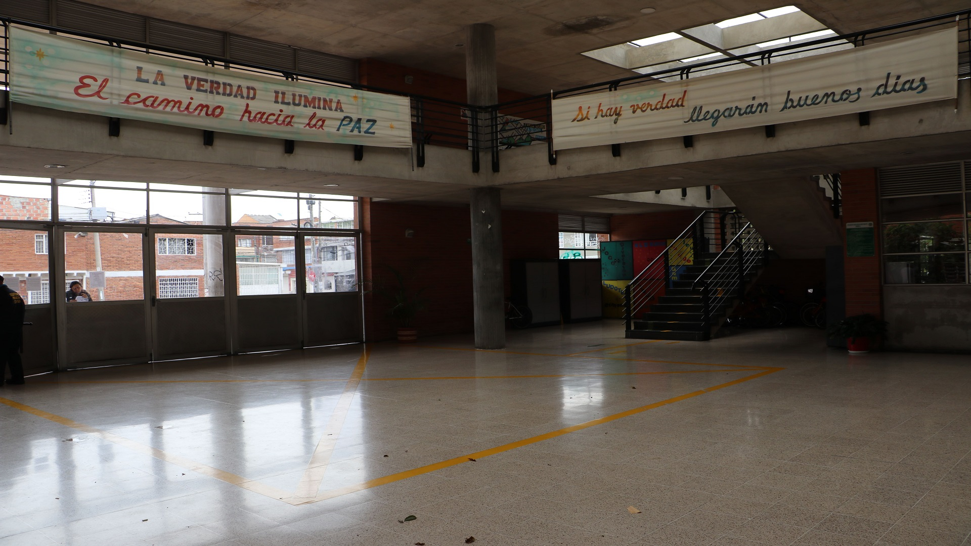 La Contraloría de Bogotá, con los equipos de la Dirección de Participación Ciudadana, realizó una jornada especial de control fiscal en la Localidad Rafael Uribe Uribe, donde -entre otras actividades- visitó el colegio Gustavo Restrepo, recorrió varios segmentos viales en obra, y se reunió con la alcaldesa encargada, Dimelza Mendoza Rueda.