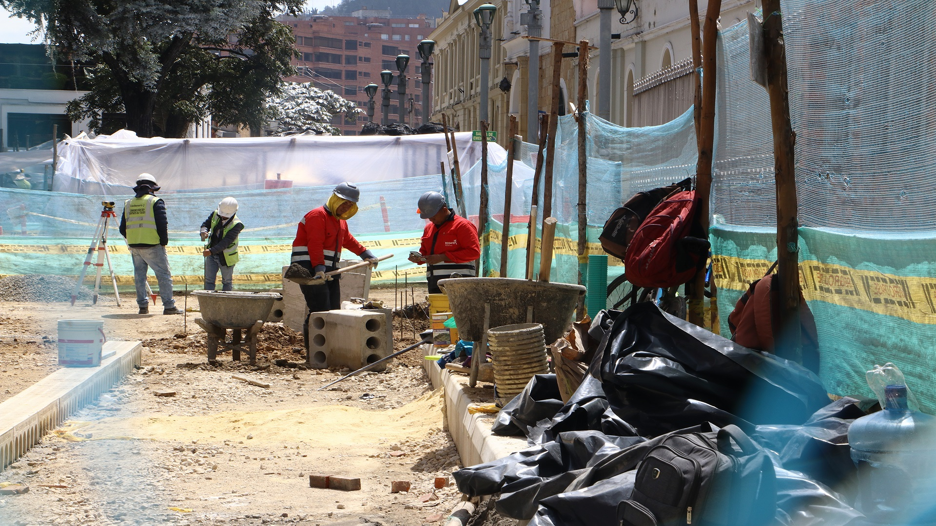 El contralor de Bogotá, Julián Mauricio Ruiz, realizó -junto con el equipo directivo de la entidad- un recorrido por las obras que se adelantan en la Plaza Fundacional de Usaquén, donde fueron atendidas directamente las quejas de los comerciantes y veedores. También visitó la Gerencia Local y se revisaron los resultados -del control fiscal- logrados en la Localidad.