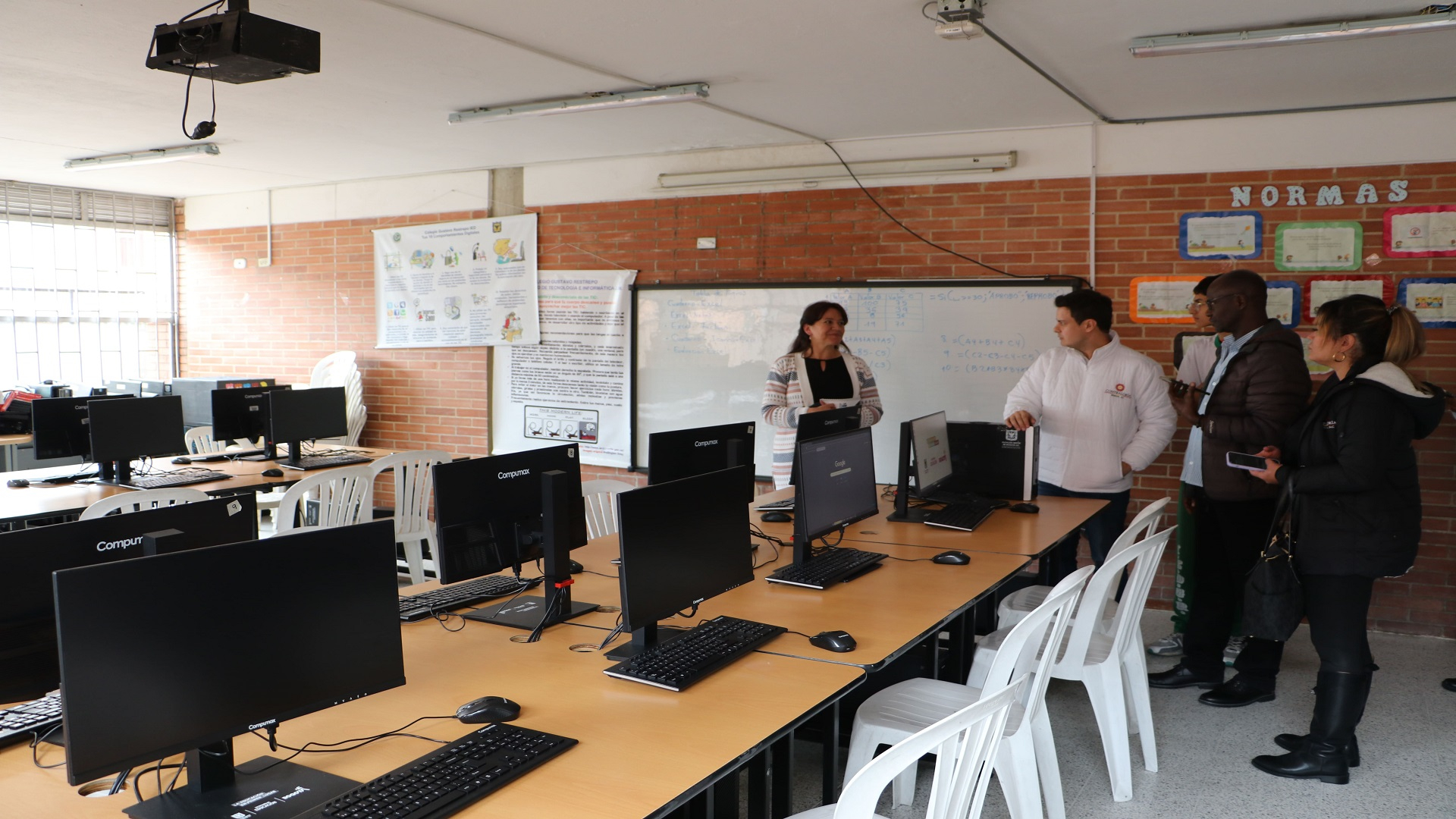 La Contraloría de Bogotá, con los equipos de la Dirección de Participación Ciudadana, realizó una jornada especial de control fiscal en la Localidad Rafael Uribe Uribe, donde -entre otras actividades- visitó el colegio Gustavo Restrepo, recorrió varios segmentos viales en obra, y se reunió con la alcaldesa encargada, Dimelza Mendoza Rueda.