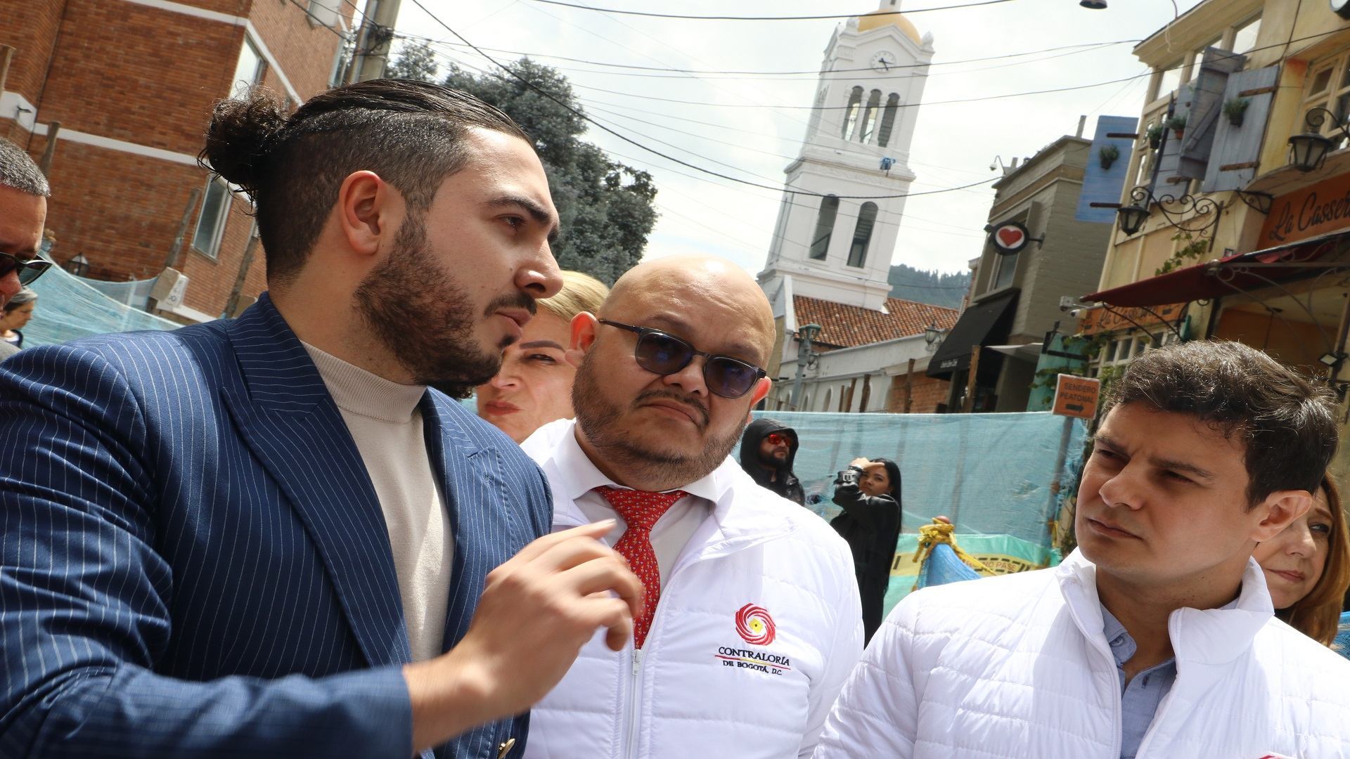 El contralor de Bogotá, Julián Mauricio Ruiz, realizó -junto con el equipo directivo de la entidad- un recorrido por las obras que se adelantan en la Plaza Fundacional de Usaquén, donde fueron atendidas directamente las quejas de los comerciantes y veedores. También visitó la Gerencia Local y se revisaron los resultados -del control fiscal- logrados en la Localidad.