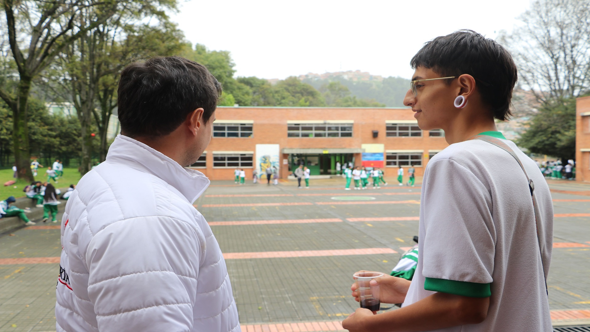 La Contraloría de Bogotá, con los equipos de la Dirección de Participación Ciudadana, realizó una jornada especial de control fiscal en la Localidad Rafael Uribe Uribe, donde -entre otras actividades- visitó el colegio Gustavo Restrepo, recorrió varios segmentos viales en obra, y se reunió con la alcaldesa encargada, Dimelza Mendoza Rueda.