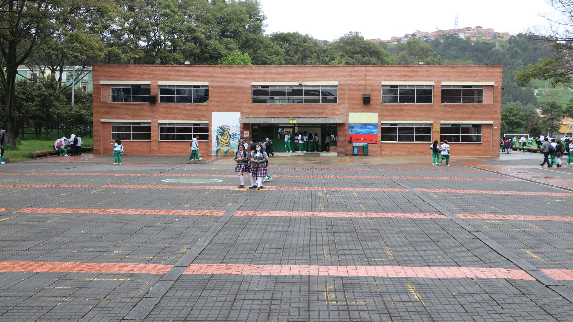 La Contraloría de Bogotá, con los equipos de la Dirección de Participación Ciudadana, realizó una jornada especial de control fiscal en la Localidad Rafael Uribe Uribe, donde -entre otras actividades- visitó el colegio Gustavo Restrepo, recorrió varios segmentos viales en obra, y se reunió con la alcaldesa encargada, Dimelza Mendoza Rueda.