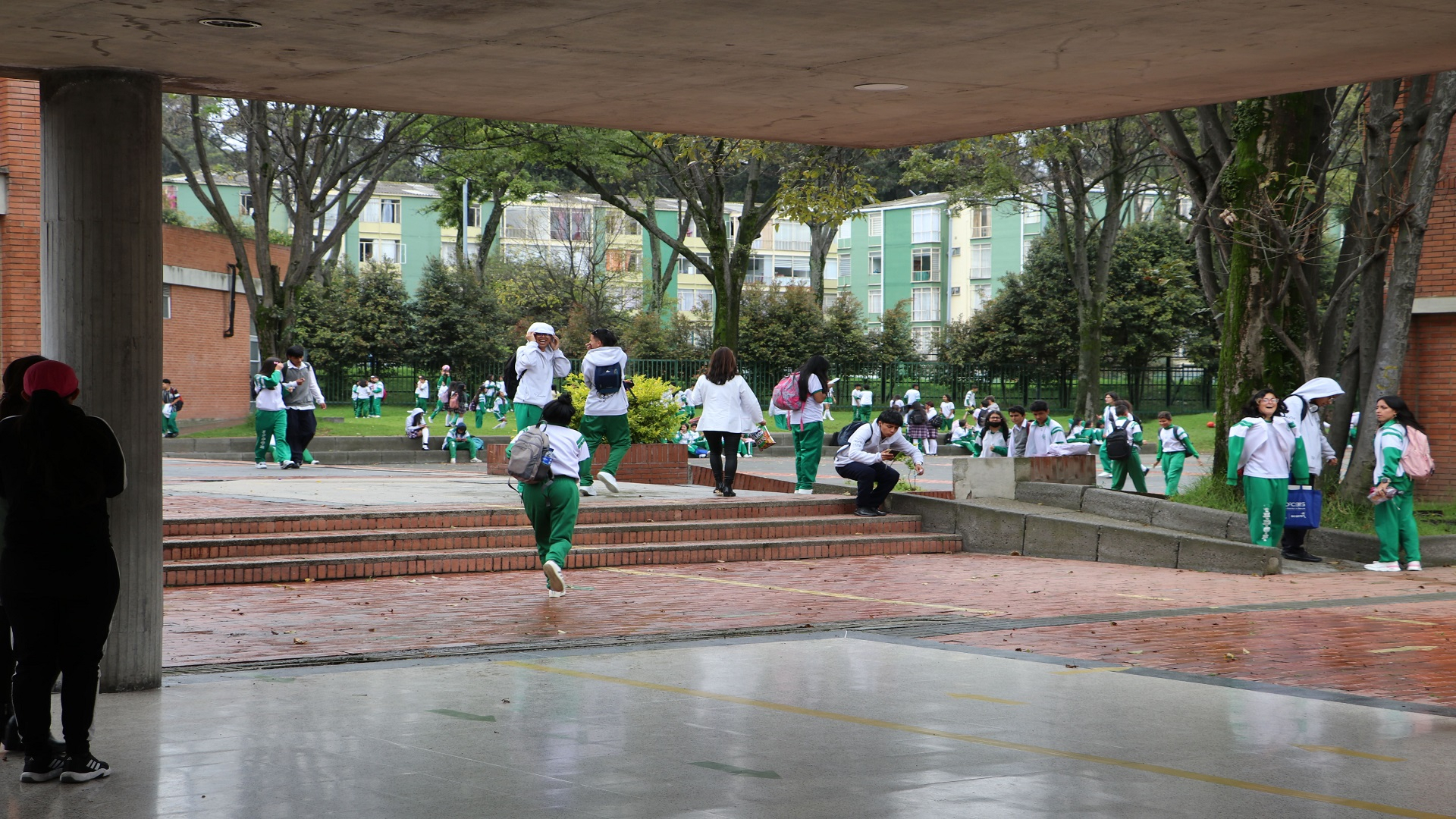 La Contraloría de Bogotá, con los equipos de la Dirección de Participación Ciudadana, realizó una jornada especial de control fiscal en la Localidad Rafael Uribe Uribe, donde -entre otras actividades- visitó el colegio Gustavo Restrepo, recorrió varios segmentos viales en obra, y se reunió con la alcaldesa encargada, Dimelza Mendoza Rueda.