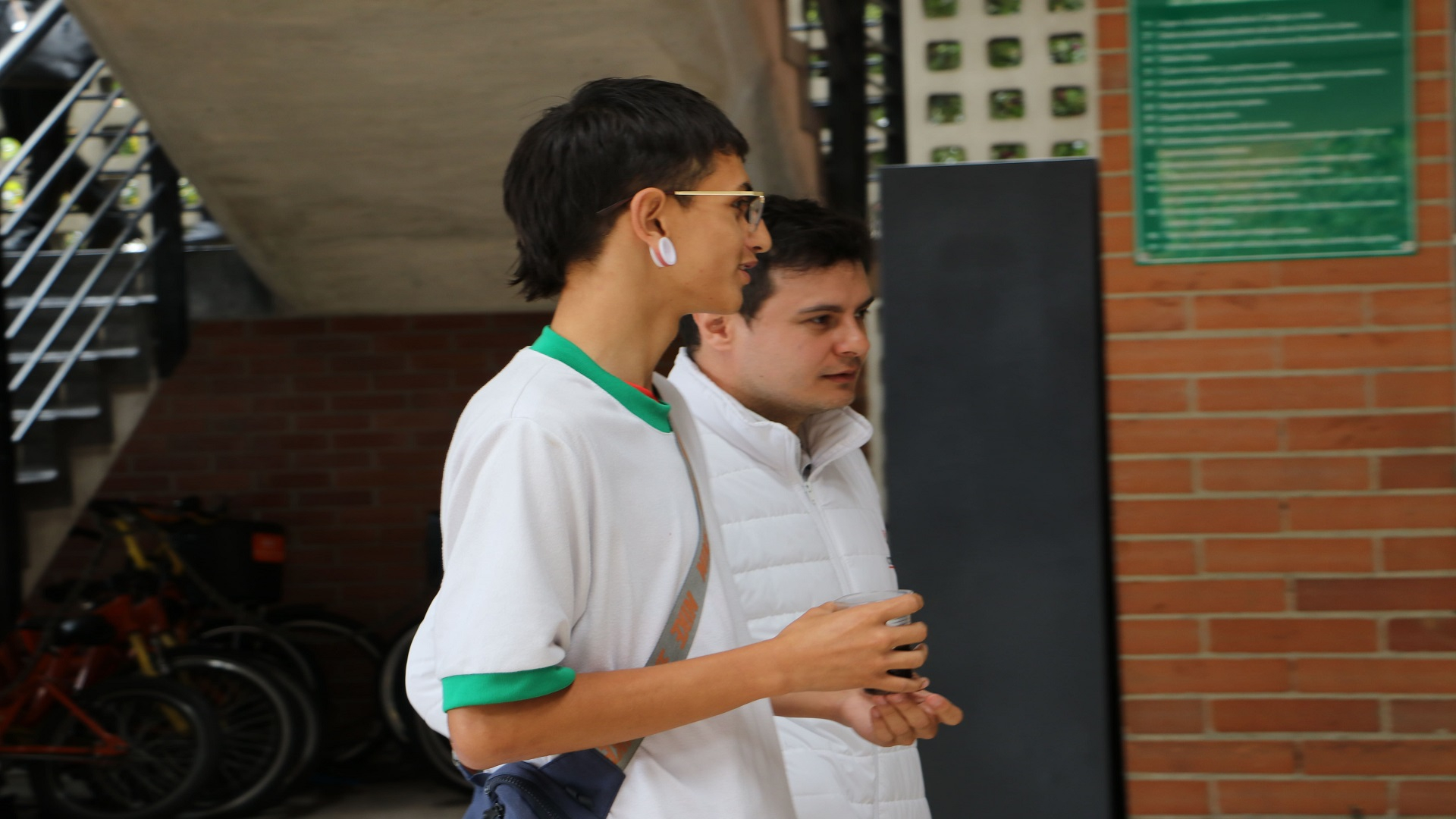 La Contraloría de Bogotá, con los equipos de la Dirección de Participación Ciudadana, realizó una jornada especial de control fiscal en la Localidad Rafael Uribe Uribe, donde -entre otras actividades- visitó el colegio Gustavo Restrepo, recorrió varios segmentos viales en obra, y se reunió con la alcaldesa encargada, Dimelza Mendoza Rueda.