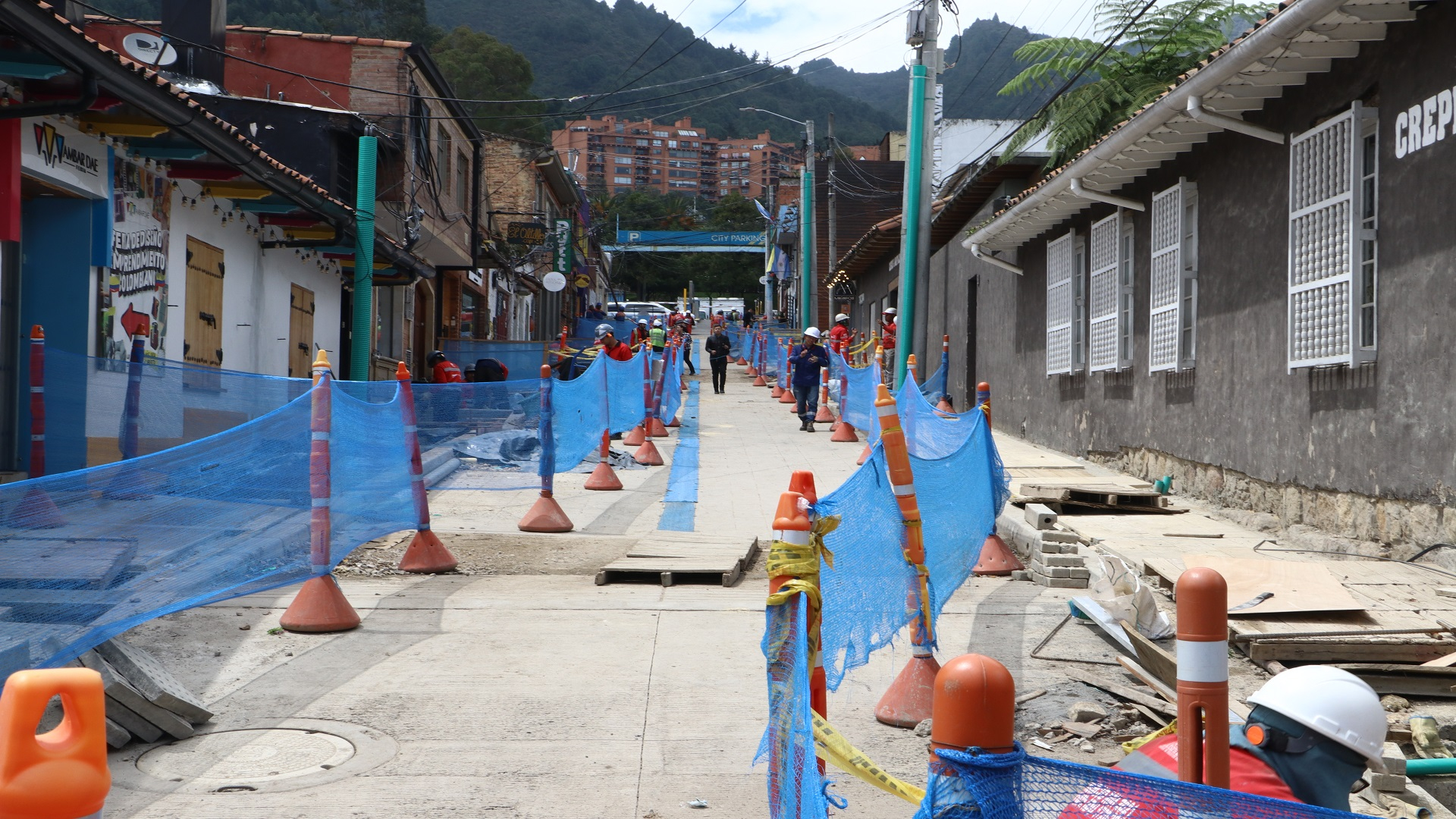 El contralor de Bogotá, Julián Mauricio Ruiz, realizó -junto con el equipo directivo de la entidad- un recorrido por las obras que se adelantan en la Plaza Fundacional de Usaquén, donde fueron atendidas directamente las quejas de los comerciantes y veedores. También visitó la Gerencia Local y se revisaron los resultados -del control fiscal- logrados en la Localidad.