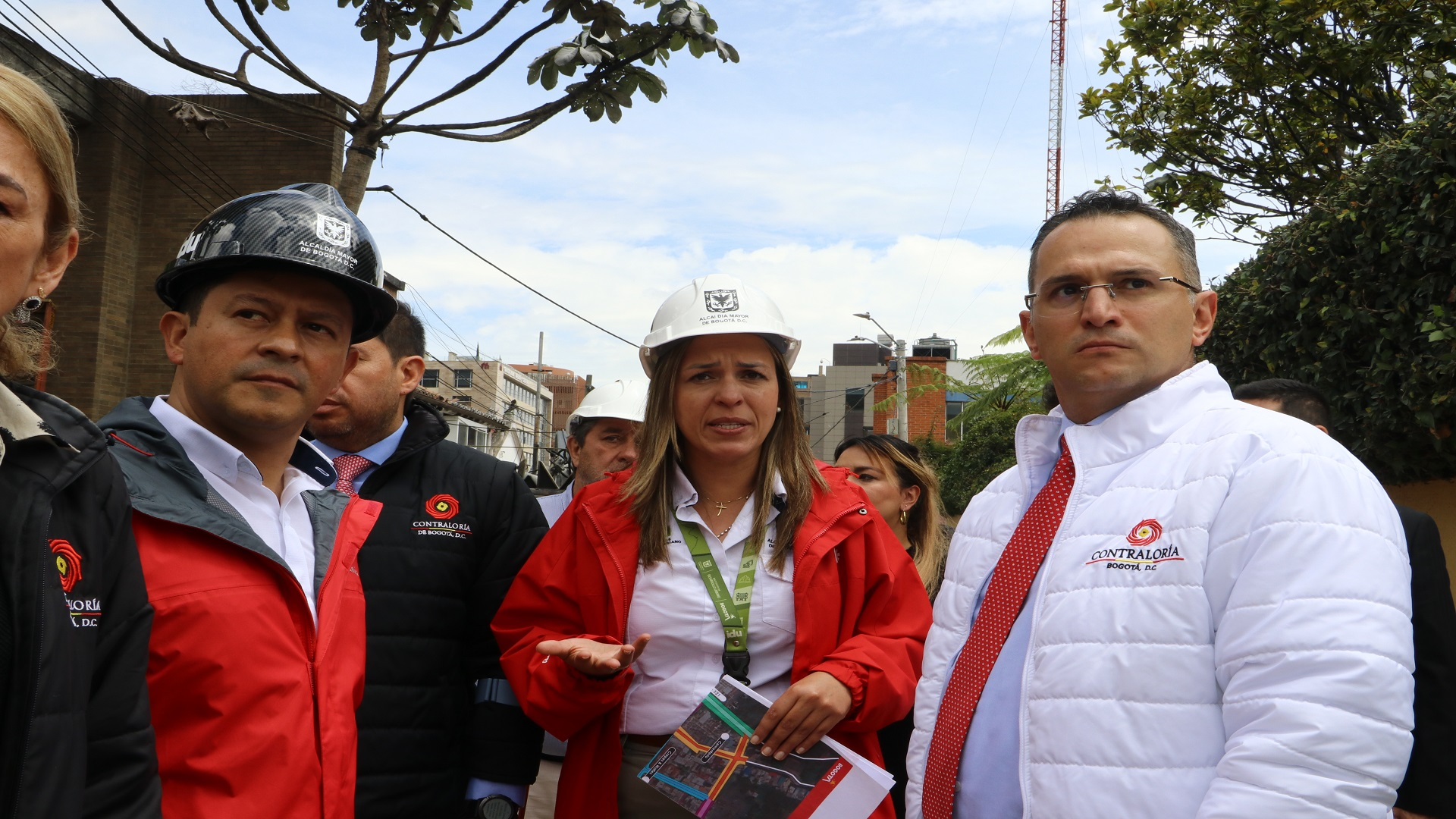 El contralor de Bogotá, Julián Mauricio Ruiz, realizó -junto con el equipo directivo de la entidad- un recorrido por las obras que se adelantan en la Plaza Fundacional de Usaquén, donde fueron atendidas directamente las quejas de los comerciantes y veedores. También visitó la Gerencia Local y se revisaron los resultados -del control fiscal- logrados en la Localidad.