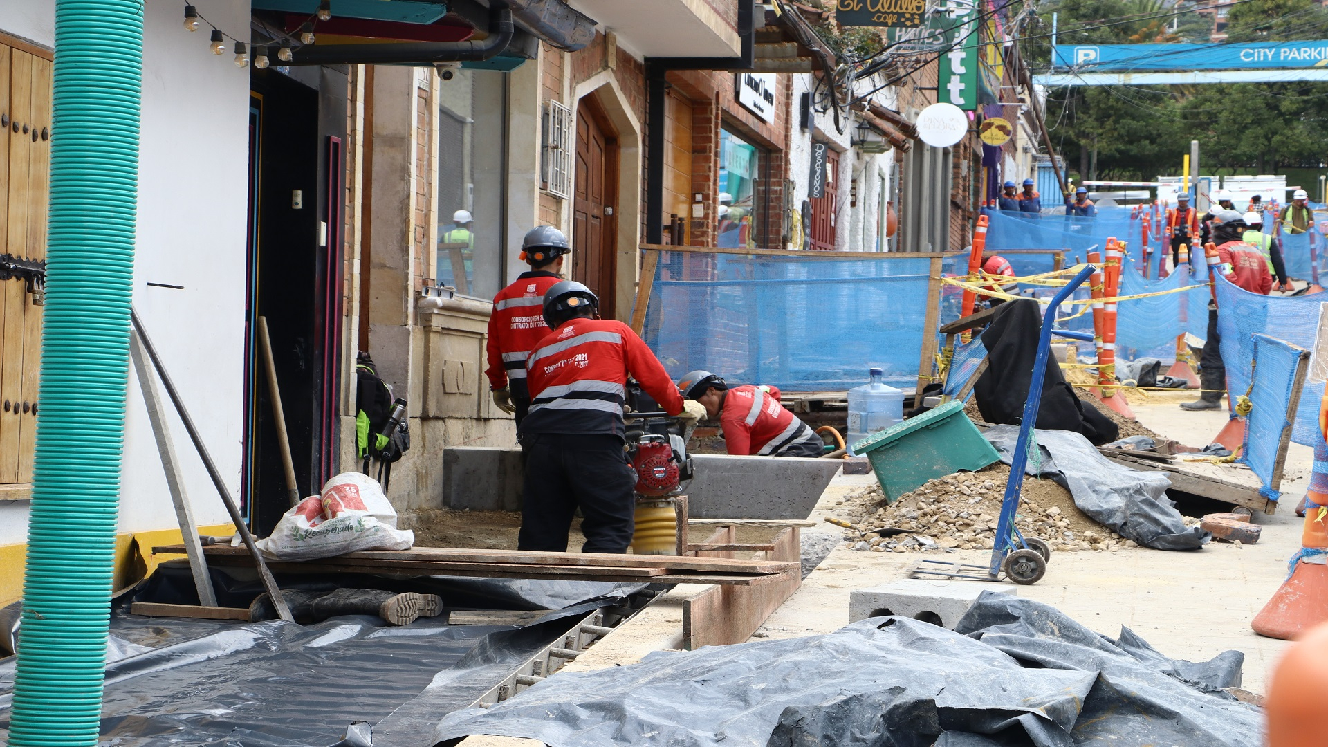 El contralor de Bogotá, Julián Mauricio Ruiz, realizó -junto con el equipo directivo de la entidad- un recorrido por las obras que se adelantan en la Plaza Fundacional de Usaquén, donde fueron atendidas directamente las quejas de los comerciantes y veedores. También visitó la Gerencia Local y se revisaron los resultados -del control fiscal- logrados en la Localidad.