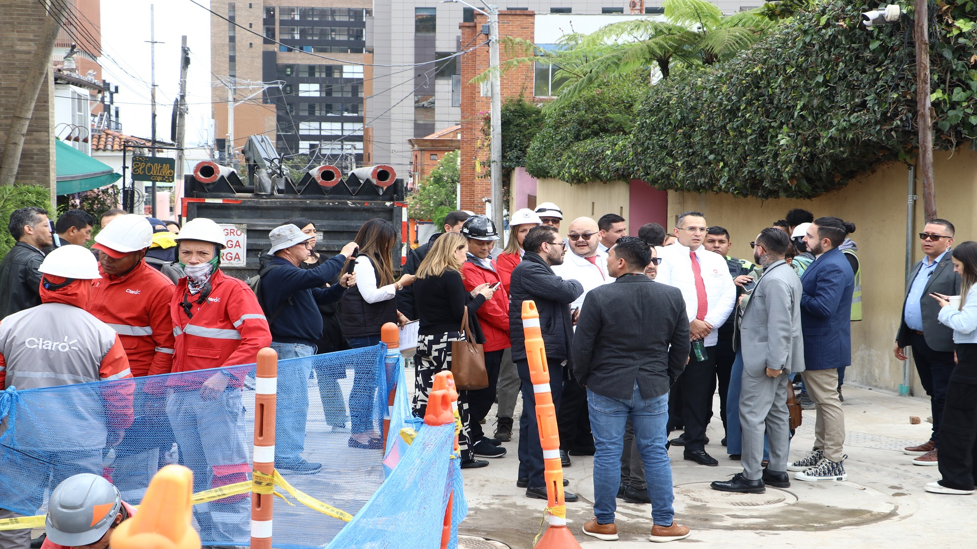 El contralor de Bogotá, Julián Mauricio Ruiz, realizó -junto con el equipo directivo de la entidad- un recorrido por las obras que se adelantan en la Plaza Fundacional de Usaquén, donde fueron atendidas directamente las quejas de los comerciantes y veedores. También visitó la Gerencia Local y se revisaron los resultados -del control fiscal- logrados en la Localidad.