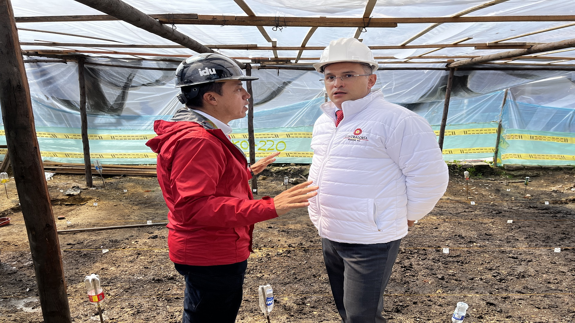 El contralor de Bogotá, Julián Mauricio Ruiz, realizó -junto con el equipo directivo de la entidad- un recorrido por las obras que se adelantan en la Plaza Fundacional de Usaquén, donde fueron atendidas directamente las quejas de los comerciantes y veedores. También visitó la Gerencia Local y se revisaron los resultados -del control fiscal- logrados en la Localidad.