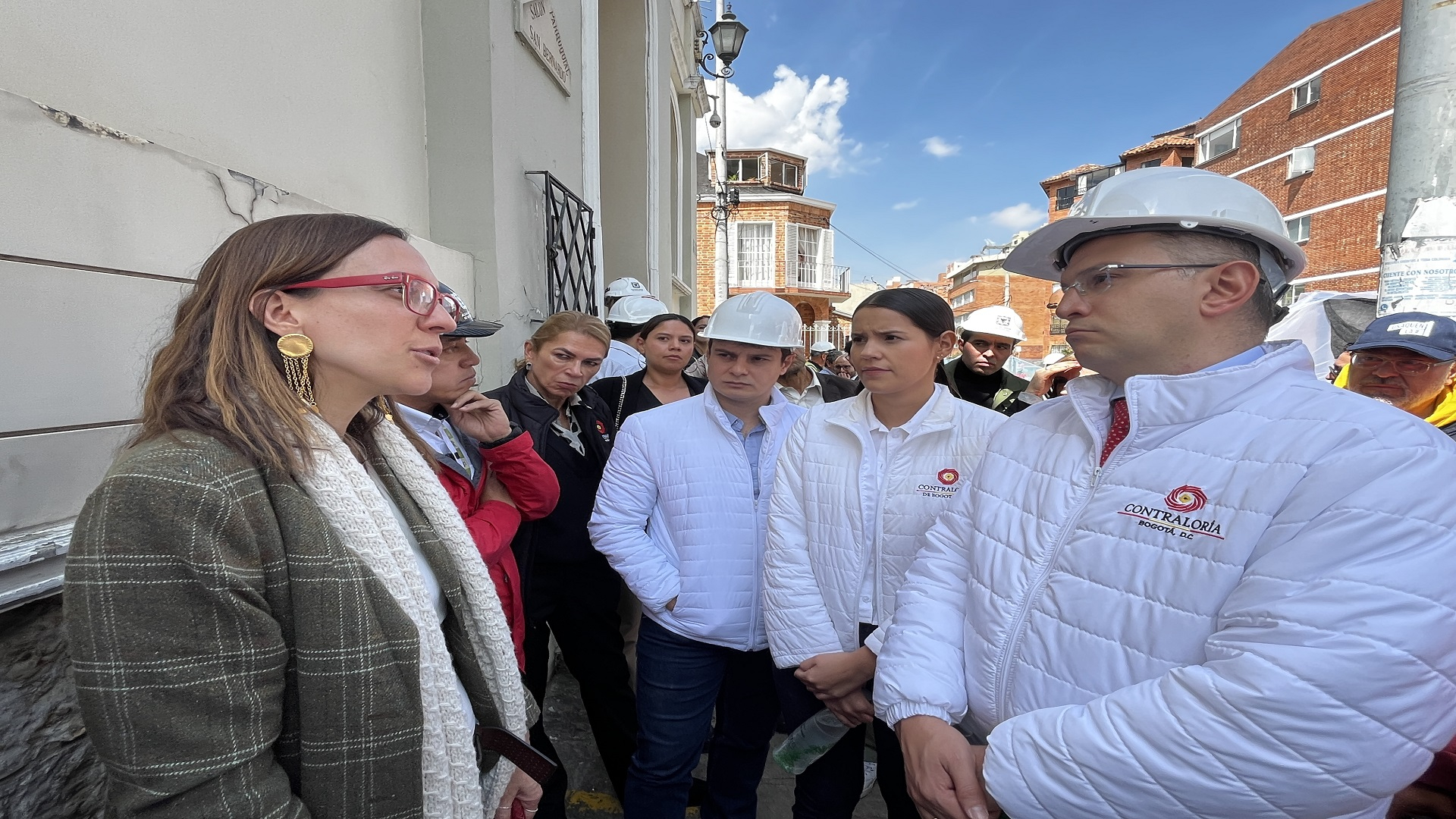 El contralor de Bogotá, Julián Mauricio Ruiz, realizó -junto con el equipo directivo de la entidad- un recorrido por las obras que se adelantan en la Plaza Fundacional de Usaquén, donde fueron atendidas directamente las quejas de los comerciantes y veedores. También visitó la Gerencia Local y se revisaron los resultados -del control fiscal- logrados en la Localidad.