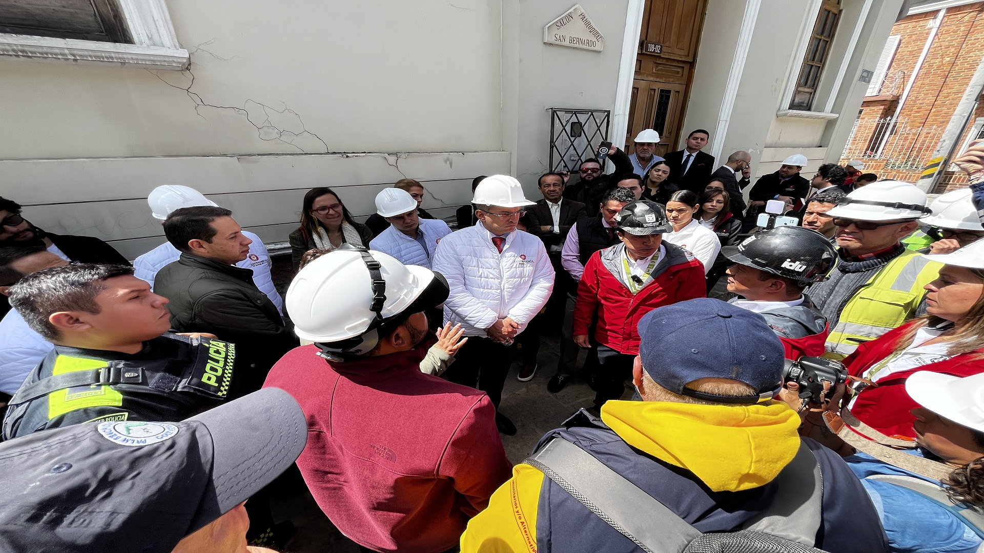 El contralor de Bogotá, Julián Mauricio Ruiz, realizó -junto con el equipo directivo de la entidad- un recorrido por las obras que se adelantan en la Plaza Fundacional de Usaquén, donde fueron atendidas directamente las quejas de los comerciantes y veedores. También visitó la Gerencia Local y se revisaron los resultados -del control fiscal- logrados en la Localidad.