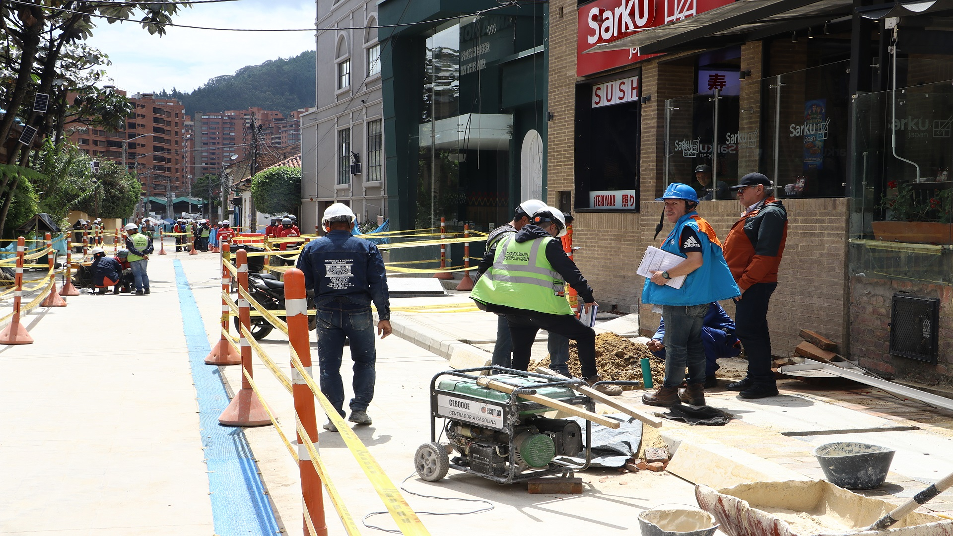 El contralor de Bogotá, Julián Mauricio Ruiz, realizó -junto con el equipo directivo de la entidad- un recorrido por las obras que se adelantan en la Plaza Fundacional de Usaquén, donde fueron atendidas directamente las quejas de los comerciantes y veedores. También visitó la Gerencia Local y se revisaron los resultados -del control fiscal- logrados en la Localidad.