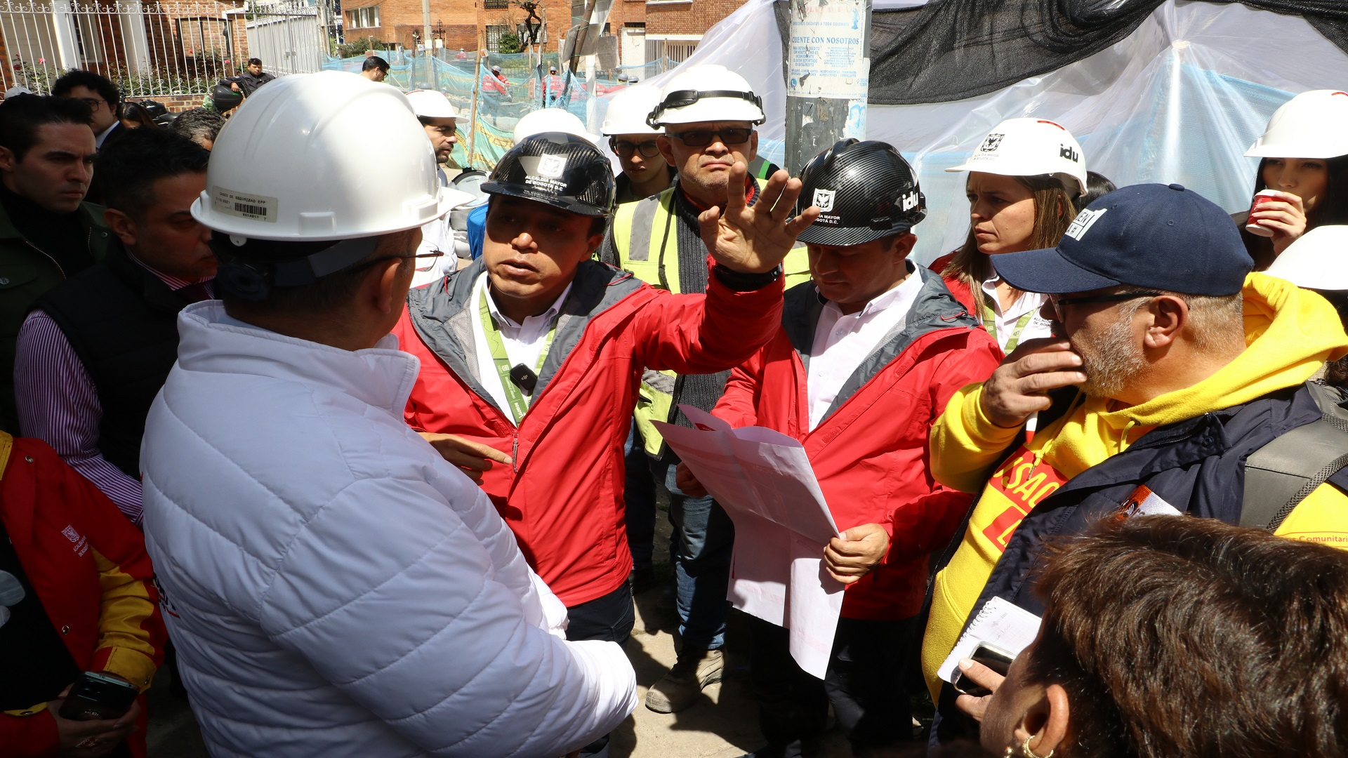 El contralor de Bogotá, Julián Mauricio Ruiz, realizó -junto con el equipo directivo de la entidad- un recorrido por las obras que se adelantan en la Plaza Fundacional de Usaquén, donde fueron atendidas directamente las quejas de los comerciantes y veedores. También visitó la Gerencia Local y se revisaron los resultados -del control fiscal- logrados en la Localidad.