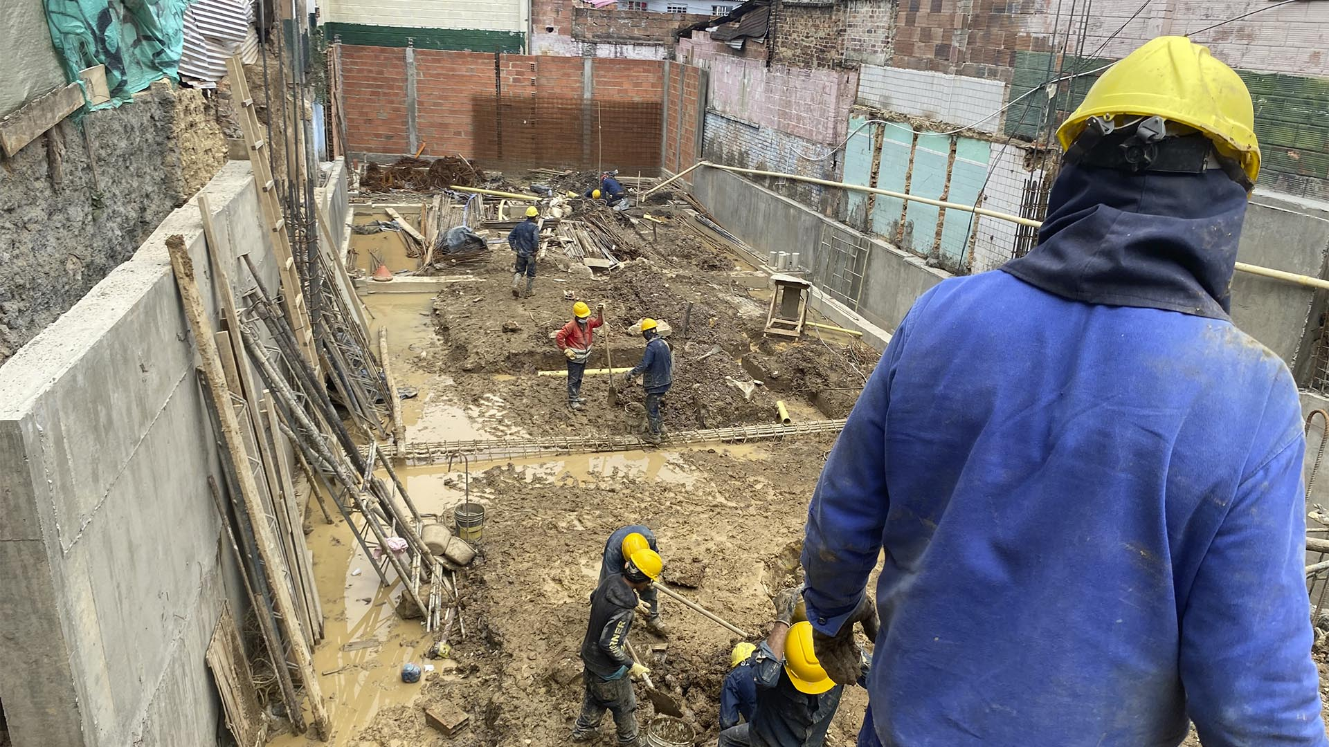La Contraloría de Bogotá realizó un recorrido por las principales obras que se desarrollan en la Localidad de Santa Fe en barrios como Los Laches y Las Cruces. También visitó la Institución Educativa Los Pinos para verificar el estado del Programa de Alimentación Escolar PAE y escuchó a los representantes de las diferentes comunidades. Esta actividad estuvo a cargo de la Dirección de Participación Ciudadana y Desarrollo Local.