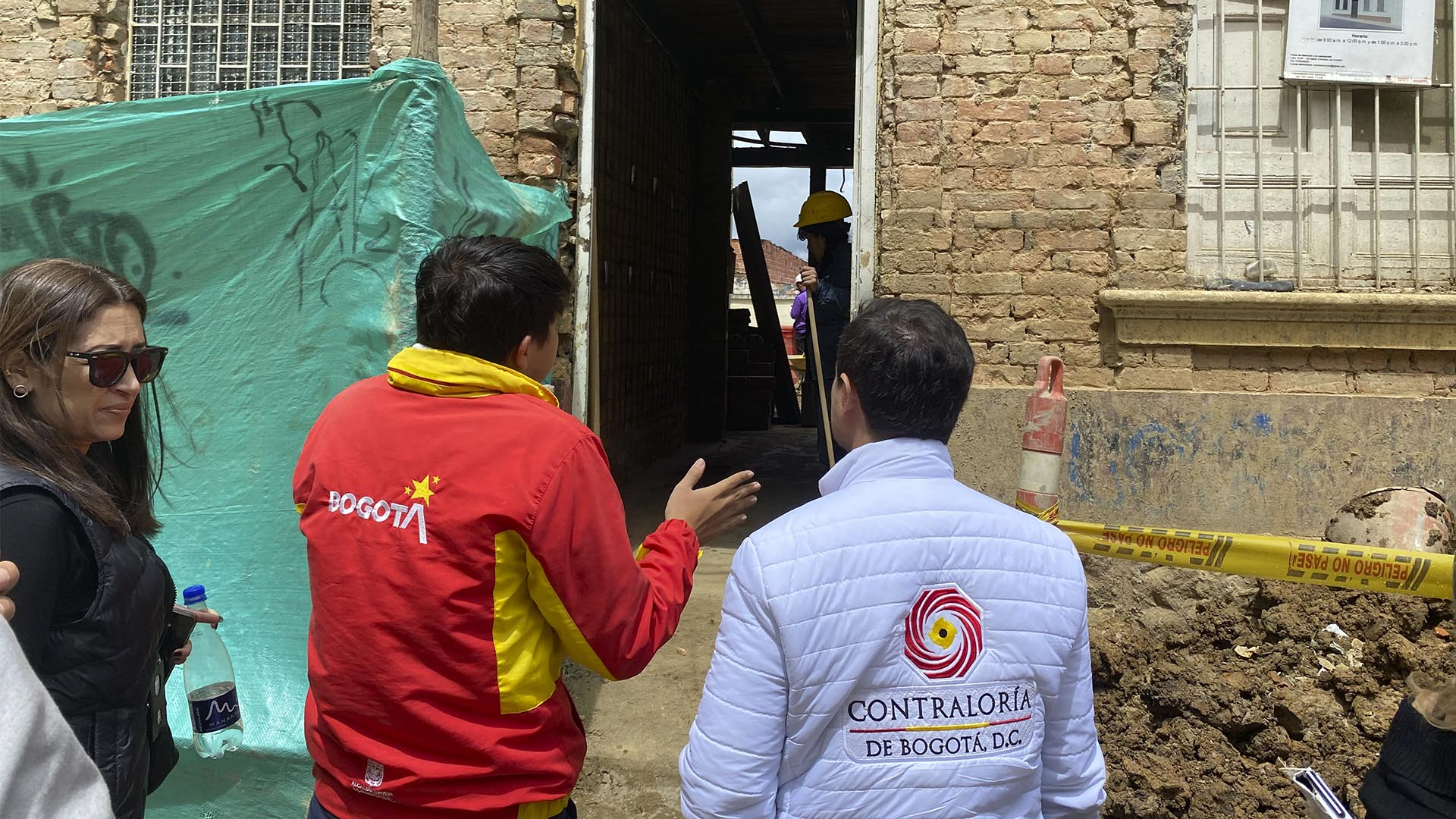 La Contraloría de Bogotá realizó un recorrido por las principales obras que se desarrollan en la Localidad de Santa Fe en barrios como Los Laches y Las Cruces. También visitó la Institución Educativa Los Pinos para verificar el estado del Programa de Alimentación Escolar PAE y escuchó a los representantes de las diferentes comunidades. Esta actividad estuvo a cargo de la Dirección de Participación Ciudadana y Desarrollo Local.