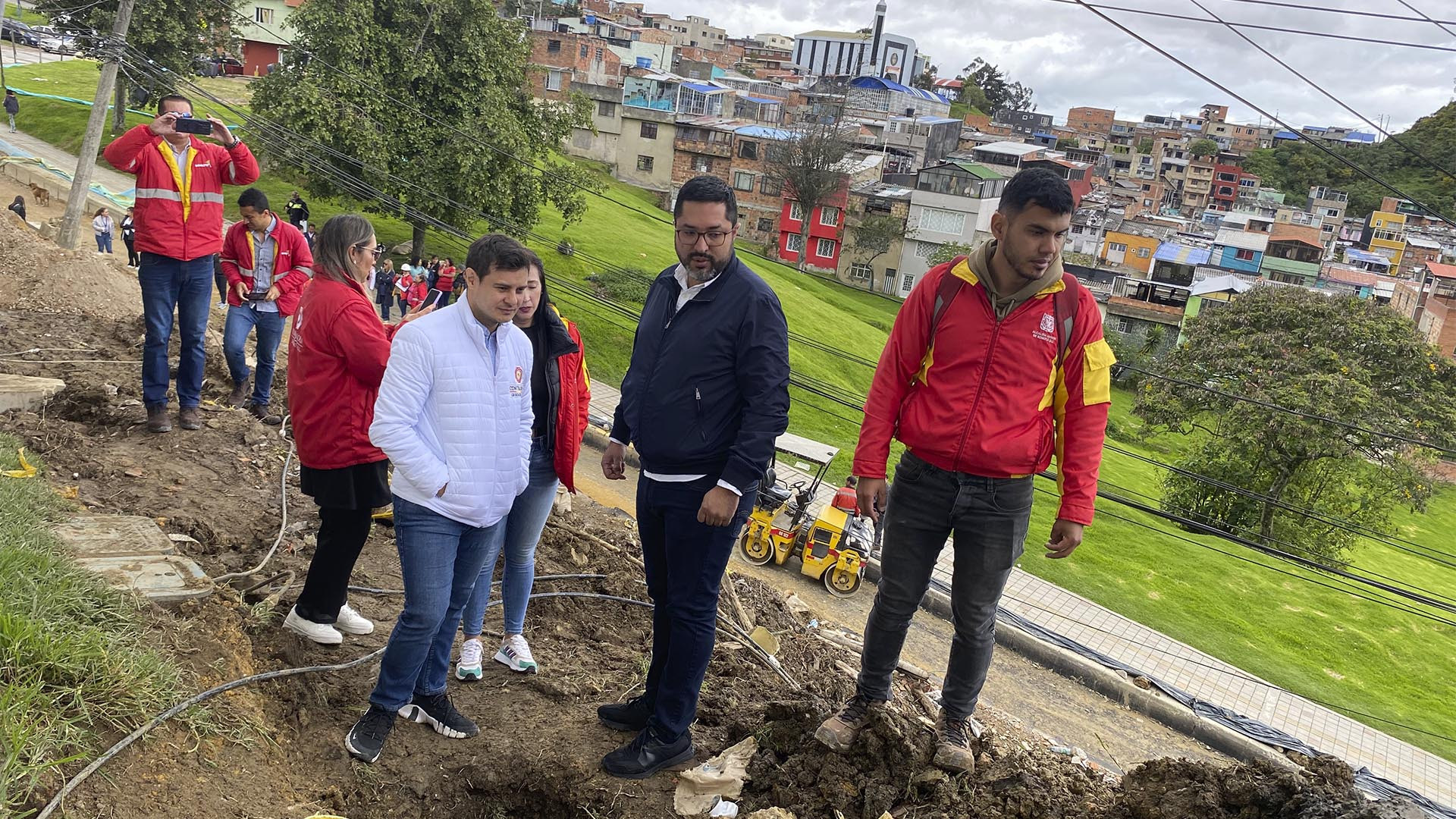La Contraloría de Bogotá realizó un recorrido por las principales obras que se desarrollan en la Localidad de Santa Fe en barrios como Los Laches y Las Cruces. También visitó la Institución Educativa Los Pinos para verificar el estado del Programa de Alimentación Escolar PAE y escuchó a los representantes de las diferentes comunidades. Esta actividad estuvo a cargo de la Dirección de Participación Ciudadana y Desarrollo Local.