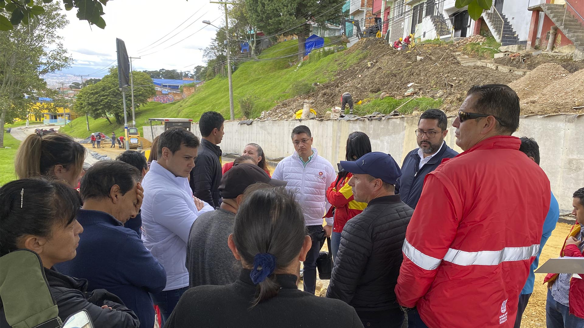 La Contraloría de Bogotá realizó un recorrido por las principales obras que se desarrollan en la Localidad de Santa Fe en barrios como Los Laches y Las Cruces. También visitó la Institución Educativa Los Pinos para verificar el estado del Programa de Alimentación Escolar PAE y escuchó a los representantes de las diferentes comunidades. Esta actividad estuvo a cargo de la Dirección de Participación Ciudadana y Desarrollo Local.