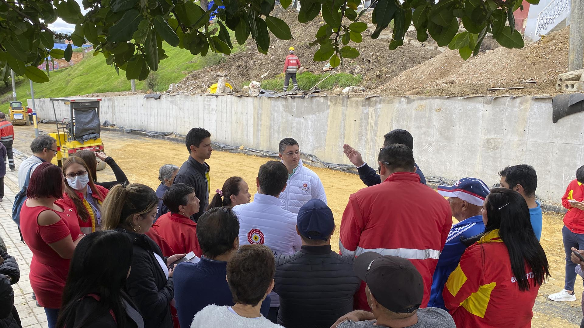 La Contraloría de Bogotá realizó un recorrido por las principales obras que se desarrollan en la Localidad de Santa Fe en barrios como Los Laches y Las Cruces. También visitó la Institución Educativa Los Pinos para verificar el estado del Programa de Alimentación Escolar PAE y escuchó a los representantes de las diferentes comunidades. Esta actividad estuvo a cargo de la Dirección de Participación Ciudadana y Desarrollo Local.