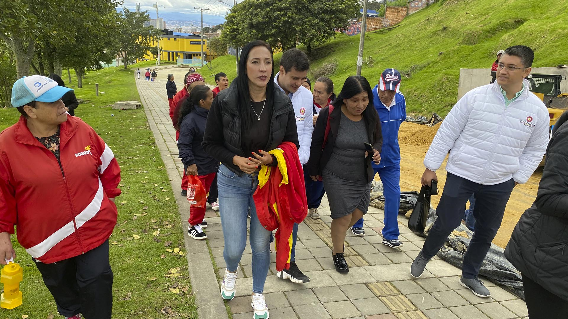 La Contraloría de Bogotá realizó un recorrido por las principales obras que se desarrollan en la Localidad de Santa Fe en barrios como Los Laches y Las Cruces. También visitó la Institución Educativa Los Pinos para verificar el estado del Programa de Alimentación Escolar PAE y escuchó a los representantes de las diferentes comunidades. Esta actividad estuvo a cargo de la Dirección de Participación Ciudadana y Desarrollo Local.