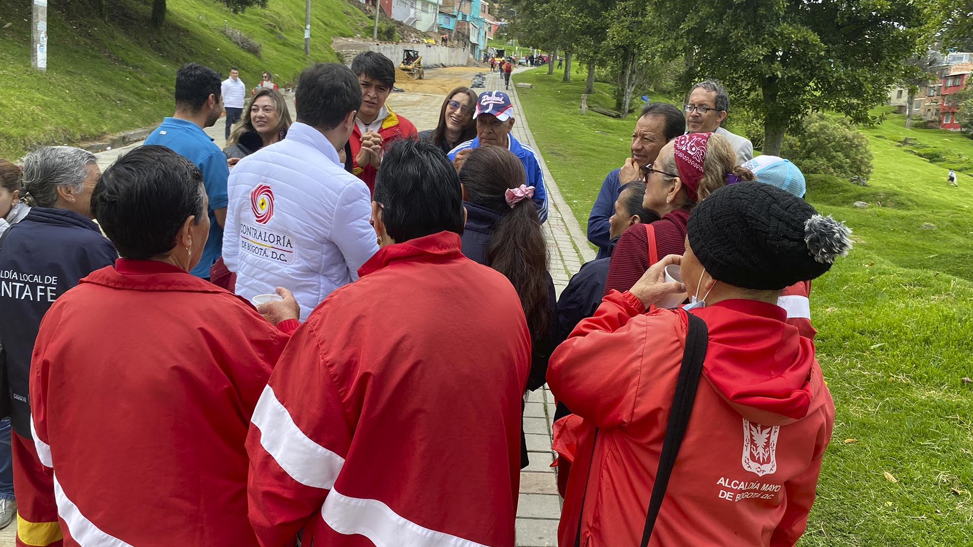 La Contraloría de Bogotá realizó un recorrido por las principales obras que se desarrollan en la Localidad de Santa Fe en barrios como Los Laches y Las Cruces. También visitó la Institución Educativa Los Pinos para verificar el estado del Programa de Alimentación Escolar PAE y escuchó a los representantes de las diferentes comunidades. Esta actividad estuvo a cargo de la Dirección de Participación Ciudadana y Desarrollo Local.