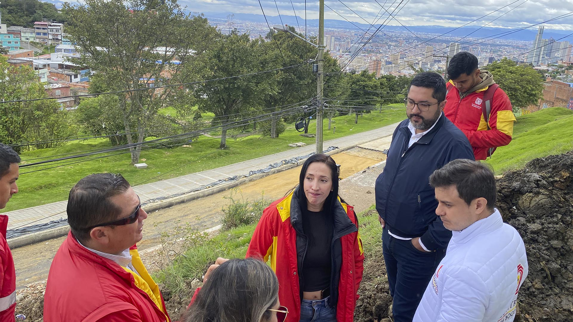 La Contraloría de Bogotá realizó un recorrido por las principales obras que se desarrollan en la Localidad de Santa Fe en barrios como Los Laches y Las Cruces. También visitó la Institución Educativa Los Pinos para verificar el estado del Programa de Alimentación Escolar PAE y escuchó a los representantes de las diferentes comunidades. Esta actividad estuvo a cargo de la Dirección de Participación Ciudadana y Desarrollo Local.