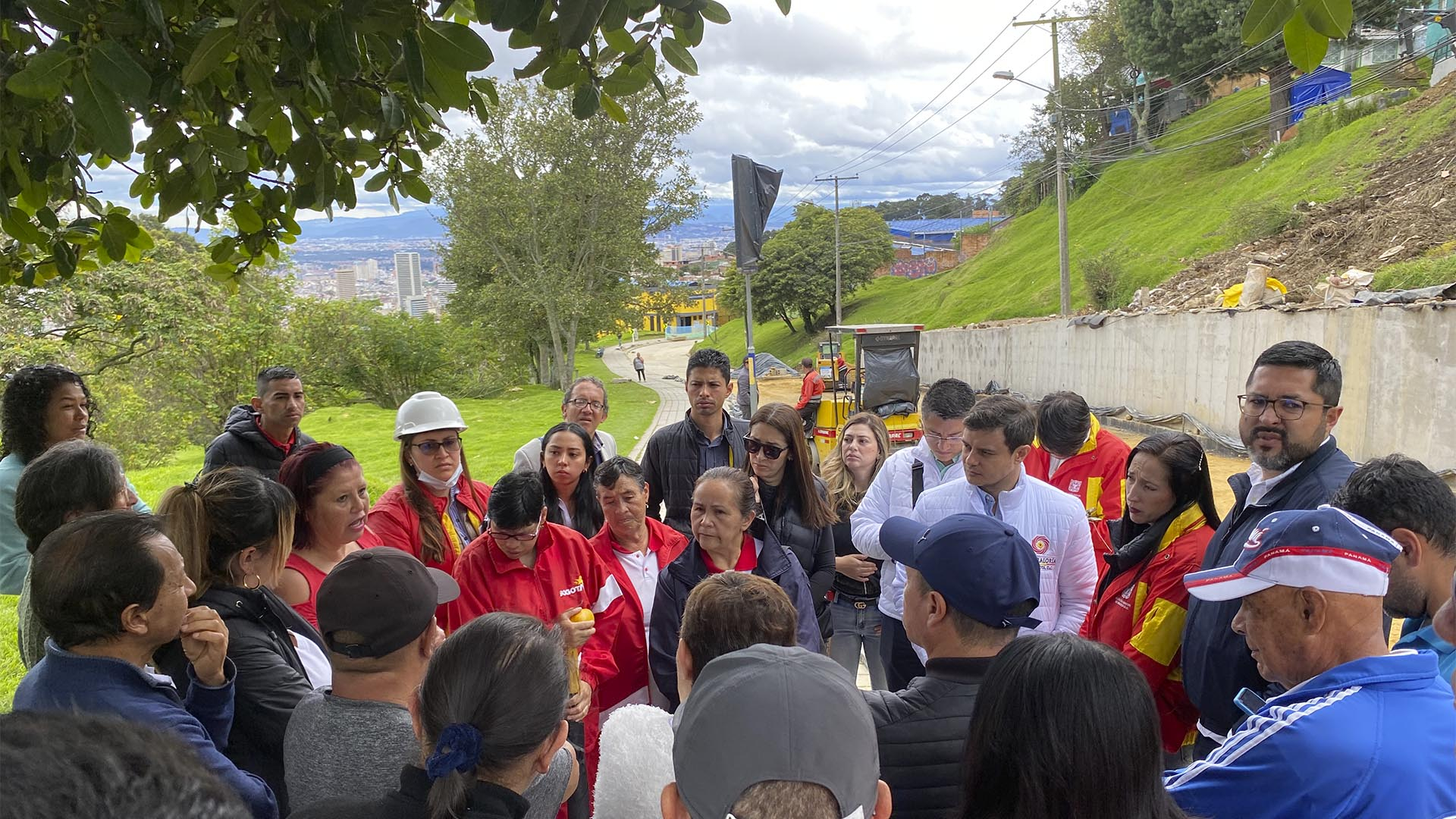 La Contraloría de Bogotá realizó un recorrido por las principales obras que se desarrollan en la Localidad de Santa Fe en barrios como Los Laches y Las Cruces. También visitó la Institución Educativa Los Pinos para verificar el estado del Programa de Alimentación Escolar PAE y escuchó a los representantes de las diferentes comunidades. Esta actividad estuvo a cargo de la Dirección de Participación Ciudadana y Desarrollo Local.