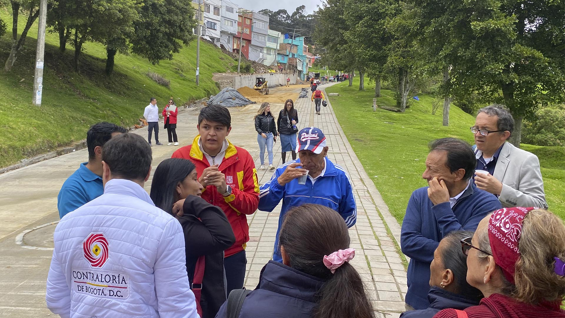 La Contraloría de Bogotá realizó un recorrido por las principales obras que se desarrollan en la Localidad de Santa Fe en barrios como Los Laches y Las Cruces. También visitó la Institución Educativa Los Pinos para verificar el estado del Programa de Alimentación Escolar PAE y escuchó a los representantes de las diferentes comunidades. Esta actividad estuvo a cargo de la Dirección de Participación Ciudadana y Desarrollo Local.