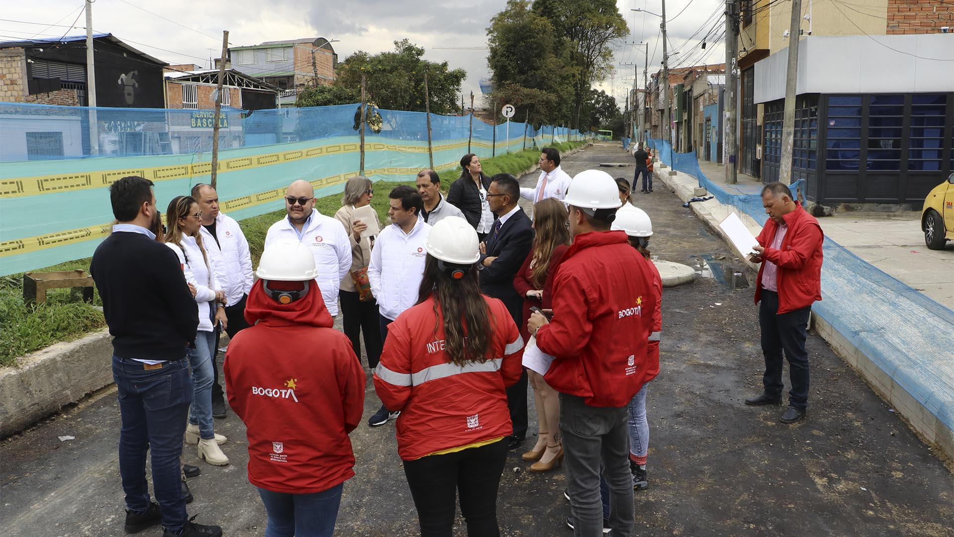 Con los equipos de Participación Ciudadana y Educación, liderados por el contralor auxiliar Javier Reyes, revisamos las obras de los colegios Villemar El Carmen y María Josefa Canelones, además de las intervenciones a 13 segmentos viales del barrio Atahualpa. Por supuesto, también escuchamos a la comunidad de esta Localidad.